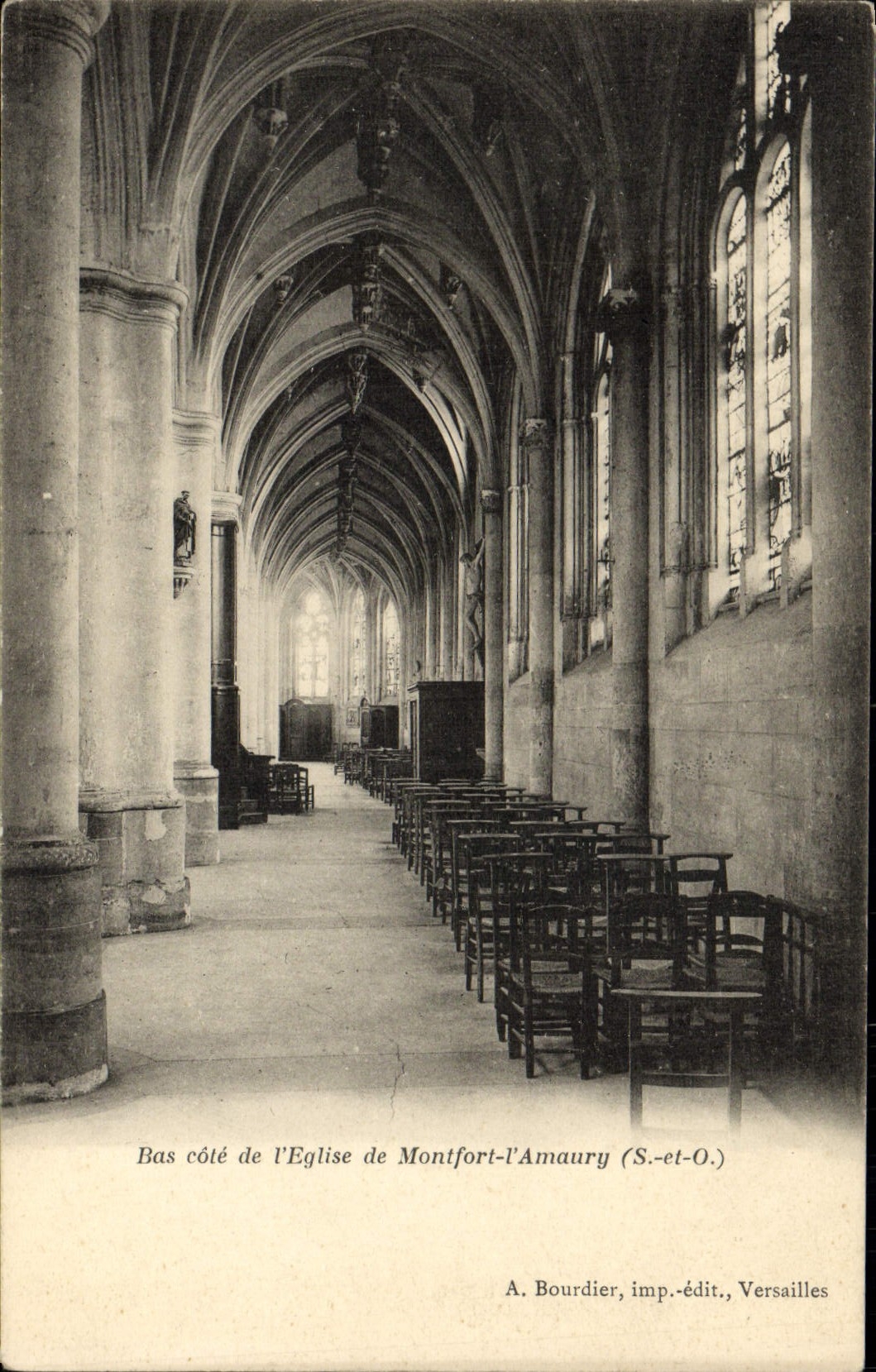 CPA Bas Cote de l'eglise de Montfort L'Amaury