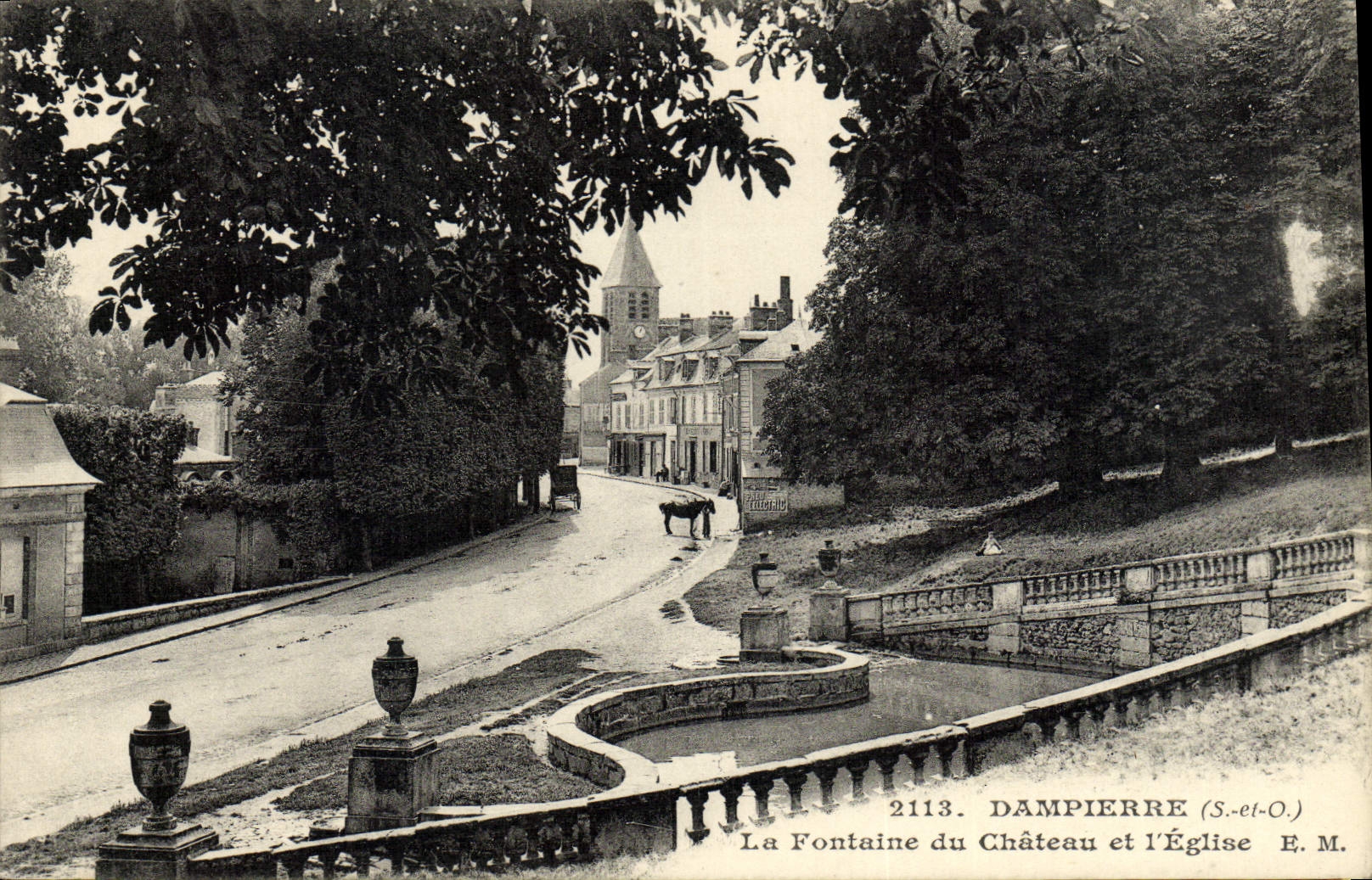 CPA Dampierre la fontaine du chateau et l'eglise