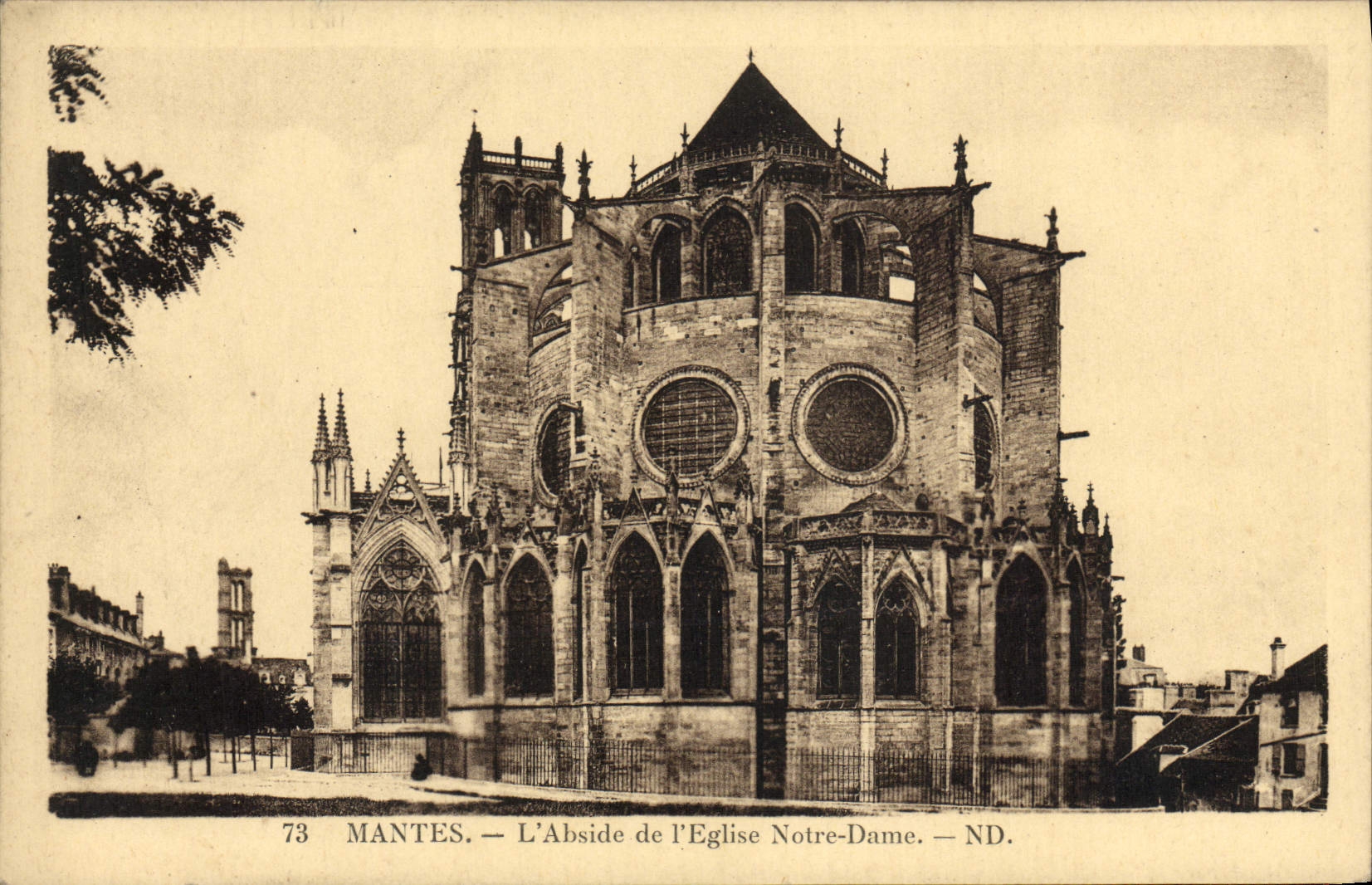 CPA Mantes L'abside de l'eglise Notre Dame