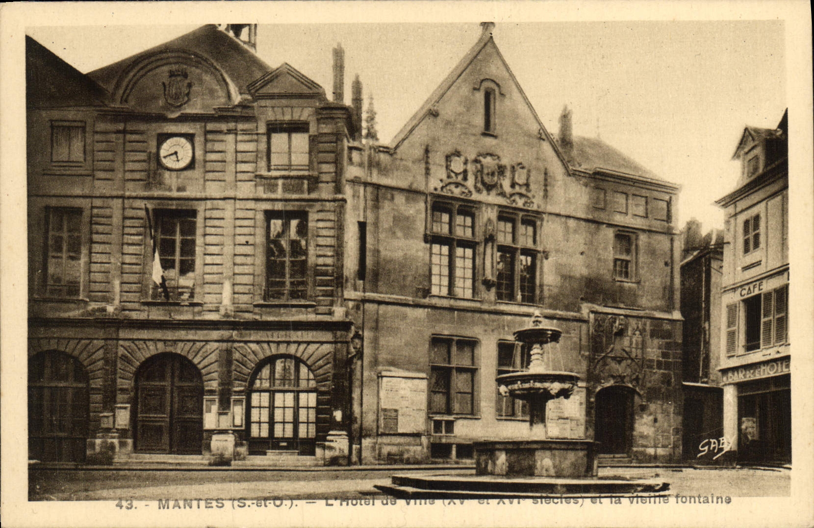 CPA Mantes L'hotel de ville et la vieille fontaine