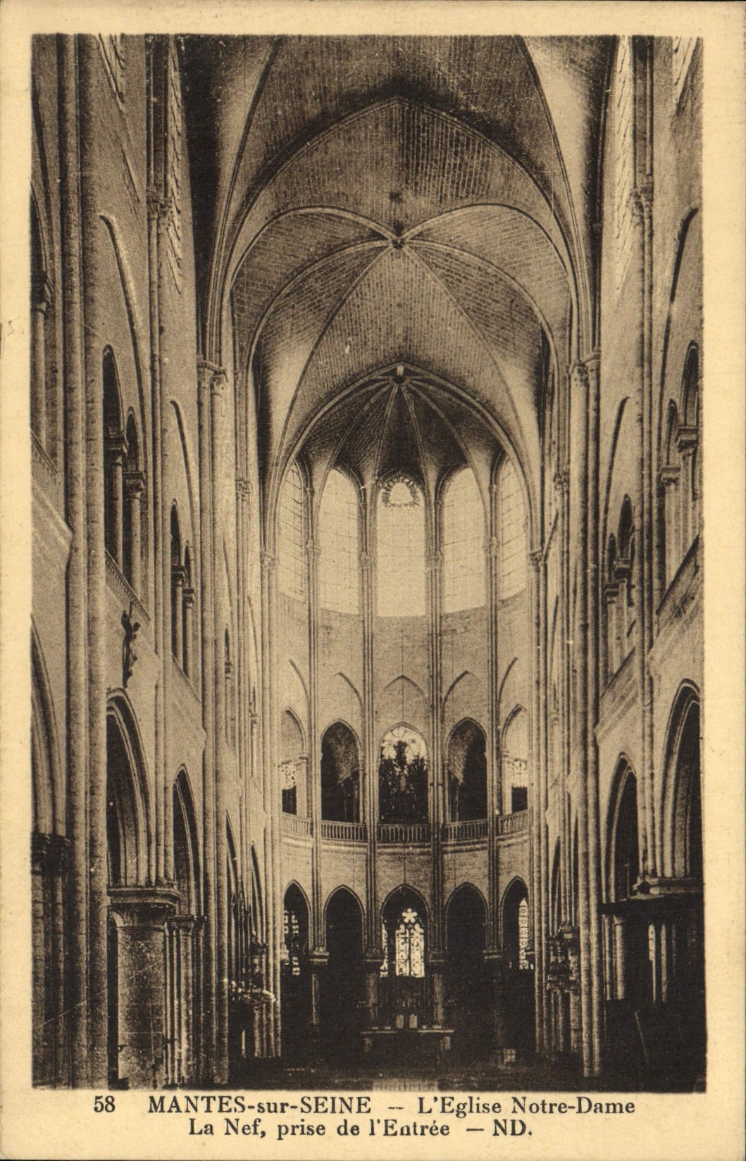 CPA Mantes sur Seine Eglise Notre Dame La nef prise de l'entree