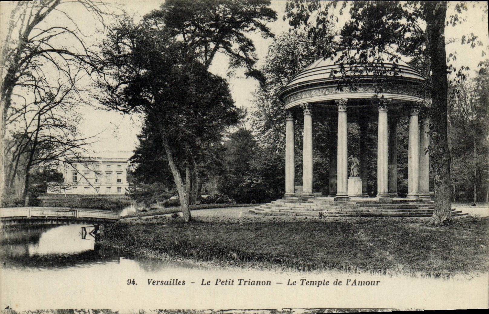 CPA Versailles Le Petit Trianon Le Temple de L'Amour