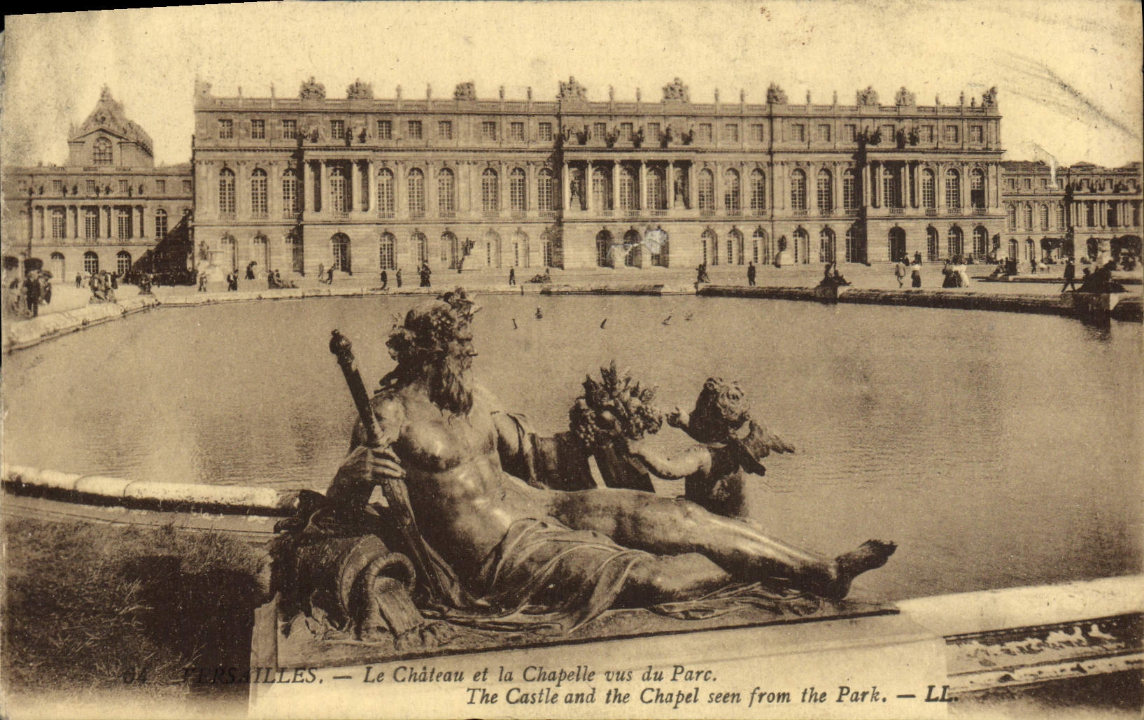 CPA Versailles Le Chateau et la Chapelle Vus du Parc