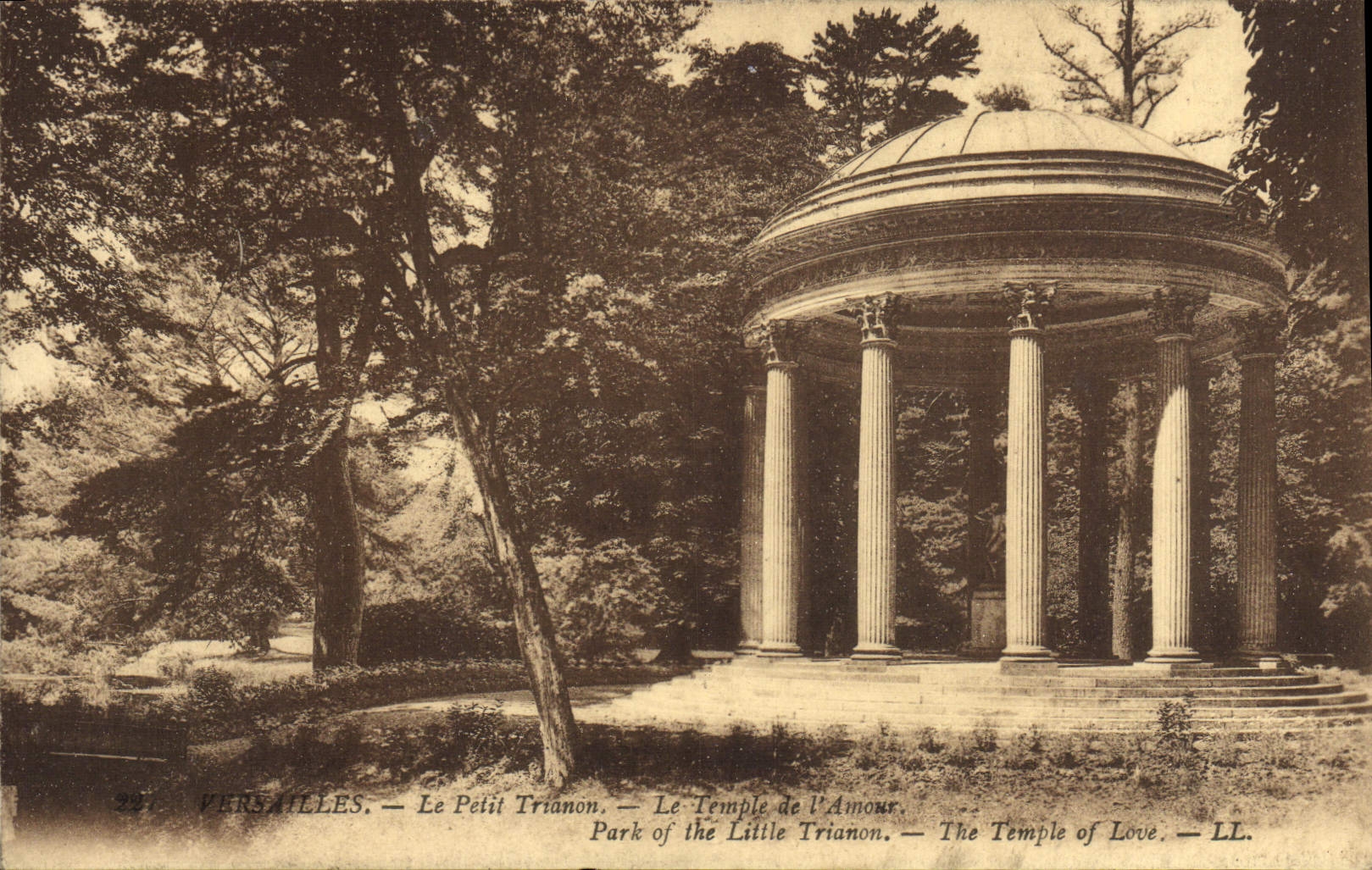 CPA Versailles Le petit Trianon Le temple de l'amour