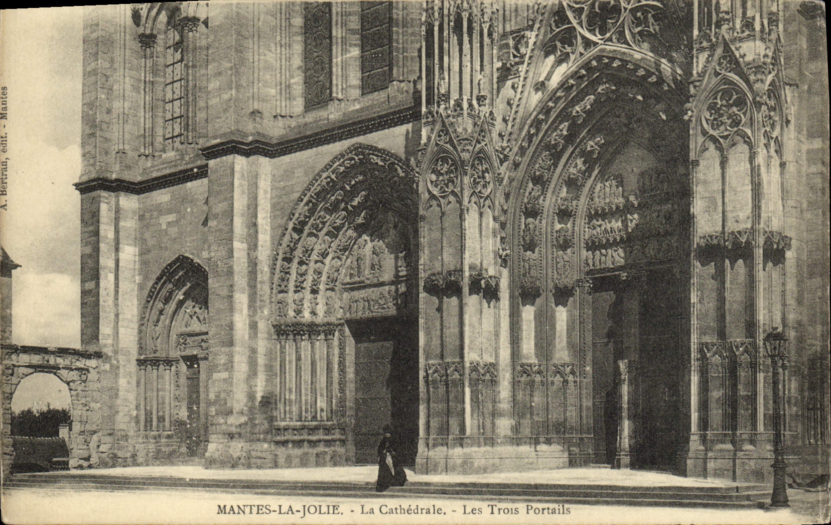 CPA Mantes La Jolie Le Cathedrale Les Trois Portails