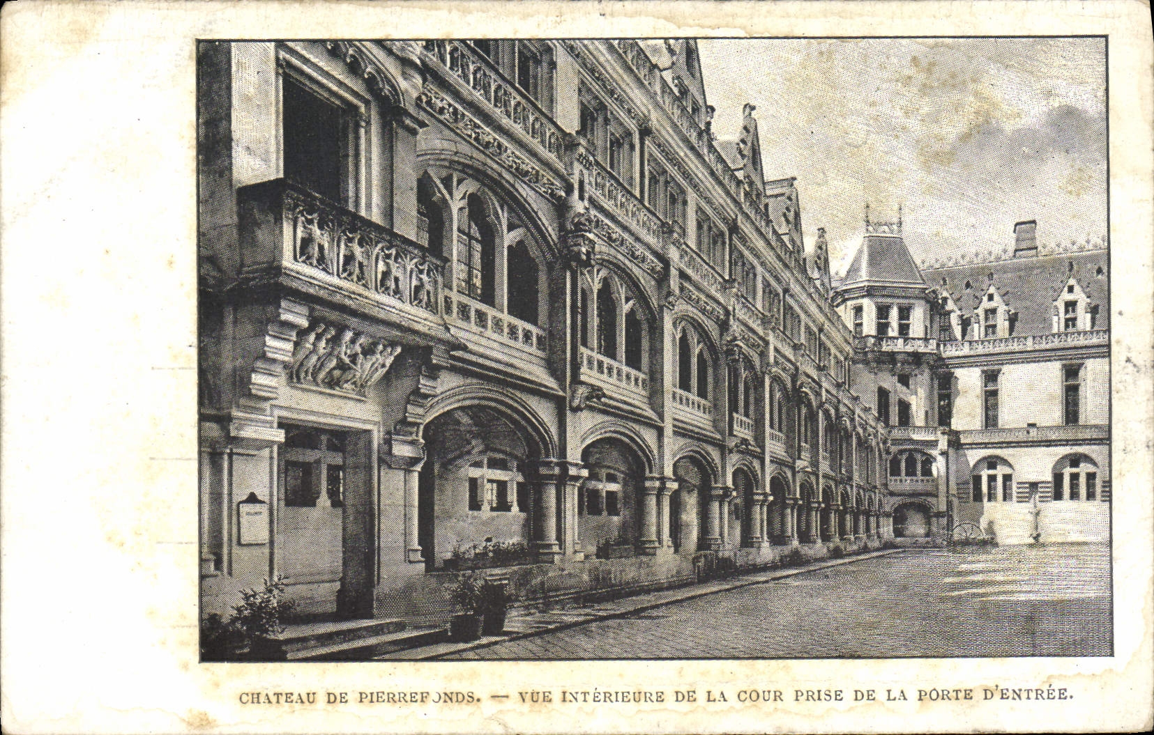 CPA Chateau de Pierrefonds Vue interieure de la cour prise de la porte d'entree