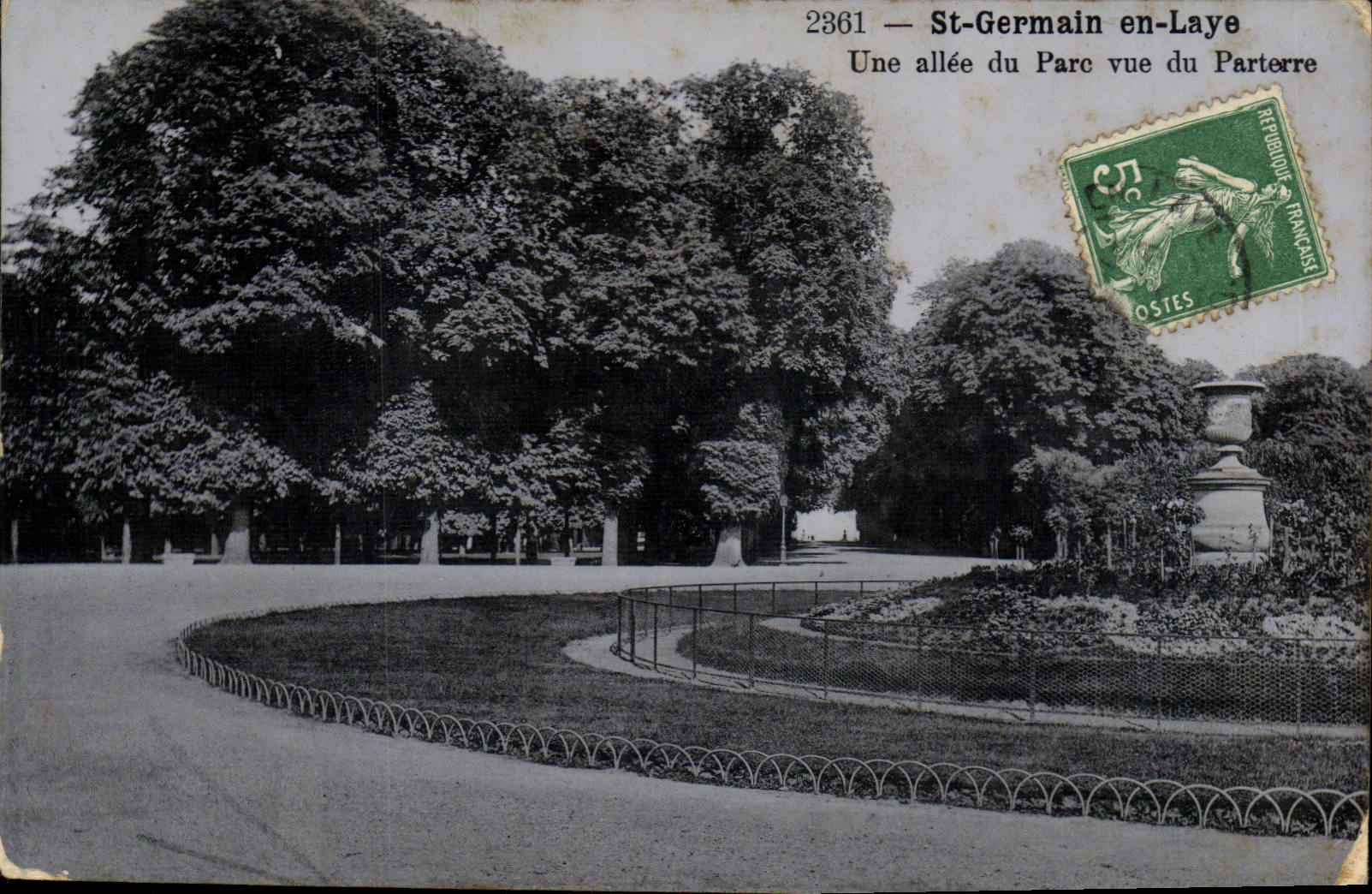 CPA Saint Germain En Laye Une allee du Parc vue du parterre