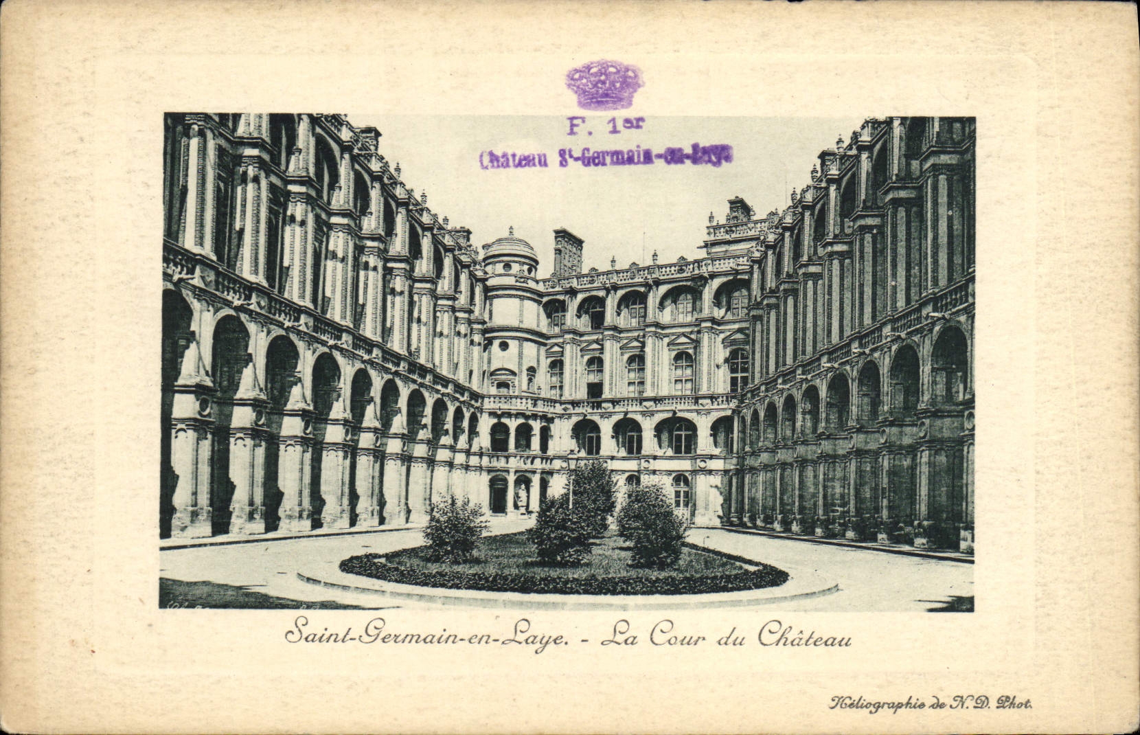 CPA Saint Germain En Laye La cour du Chateau