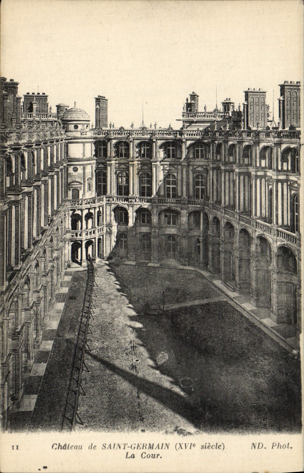 CPA Saint Germain En Laye Le Chateau La cour