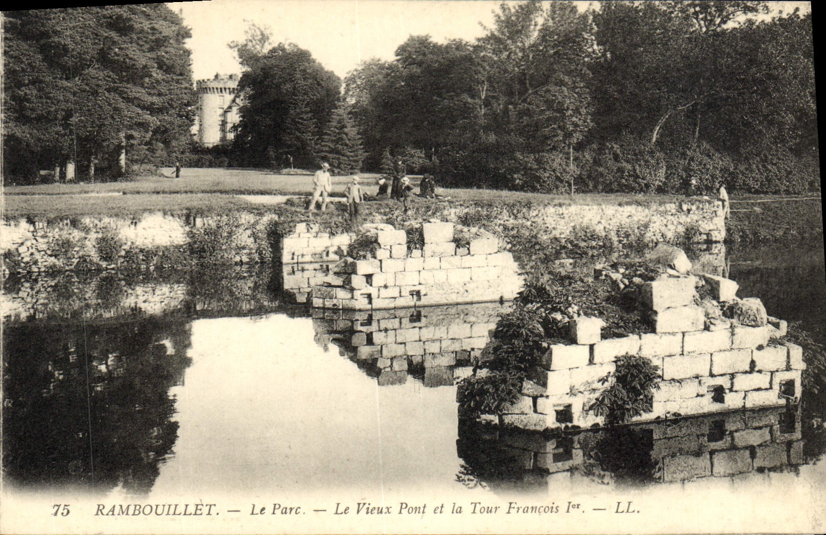 CPA Rambouillet Le Parc Le Vieux pont Et La Tour Francois 1er