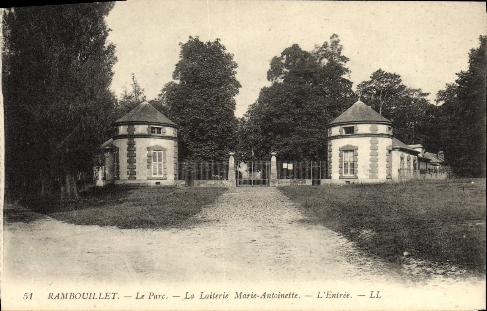 CPA Rambouillet Le Parc La Laiterie Marie Antoinette L'Entree