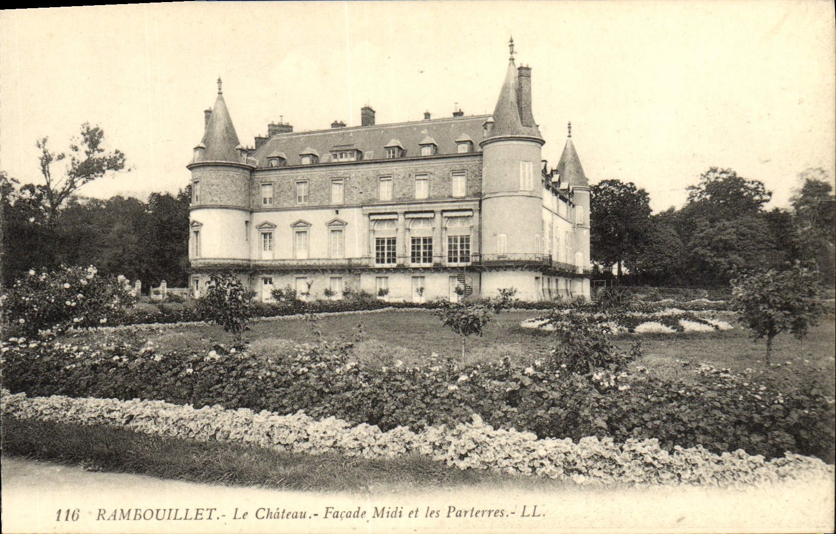 CPA Rambouillet Le Chateau Facade midi et les parterres