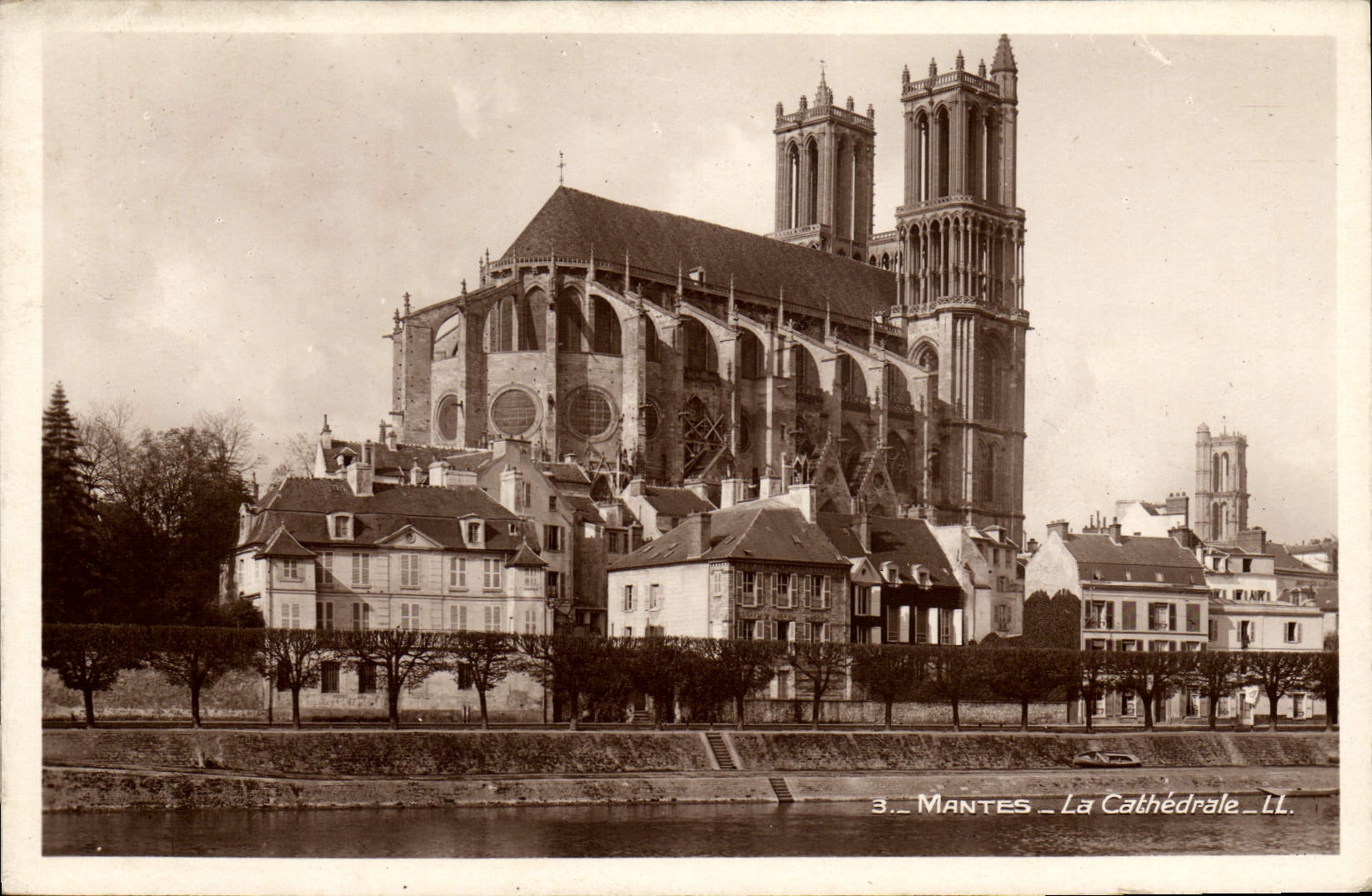 VINTAGE POSTCARD Mantes the Cathedral
