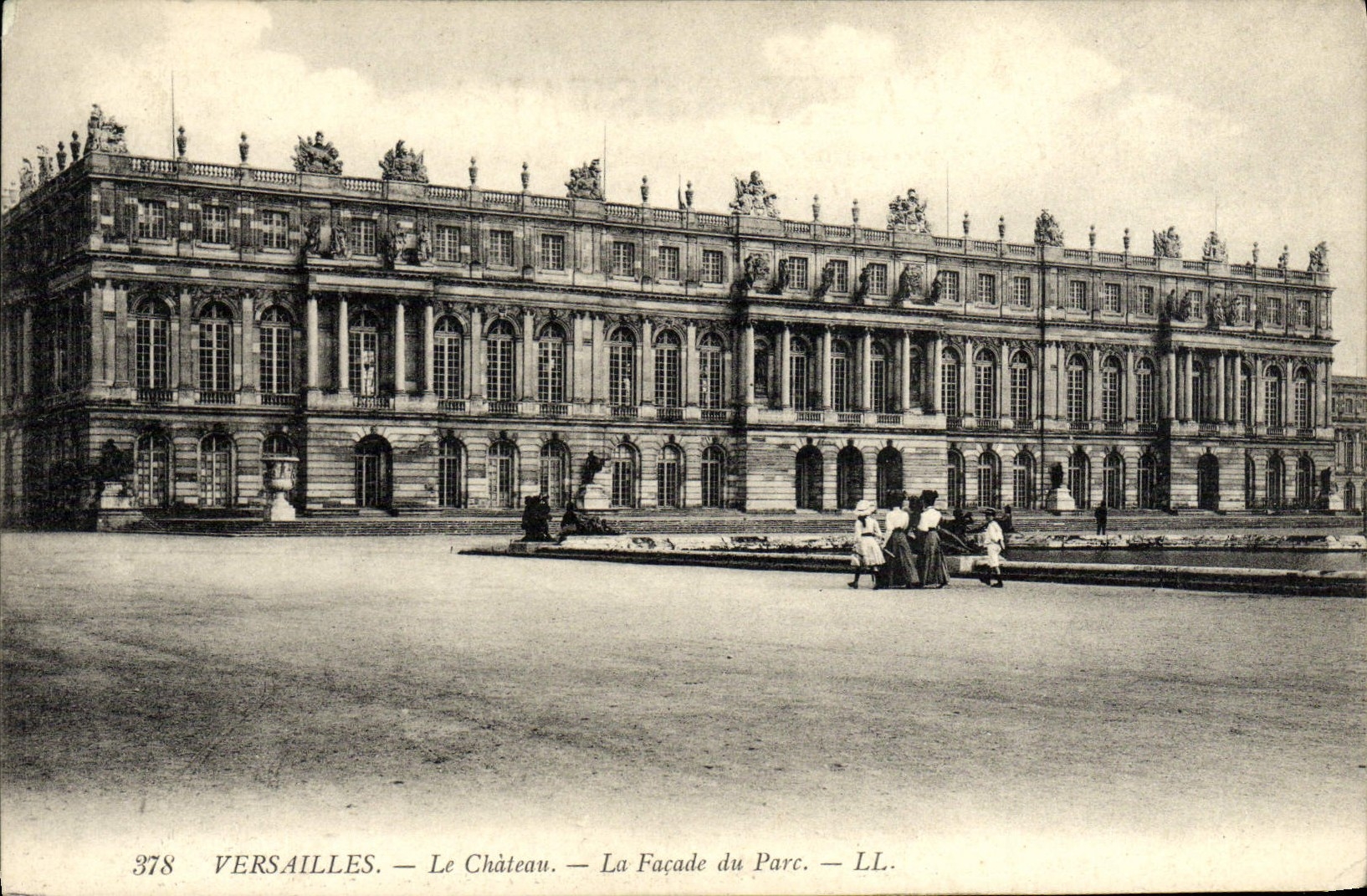 POSTAL Versalles de la VENDIMIA el castillo el ataque frontal del parque