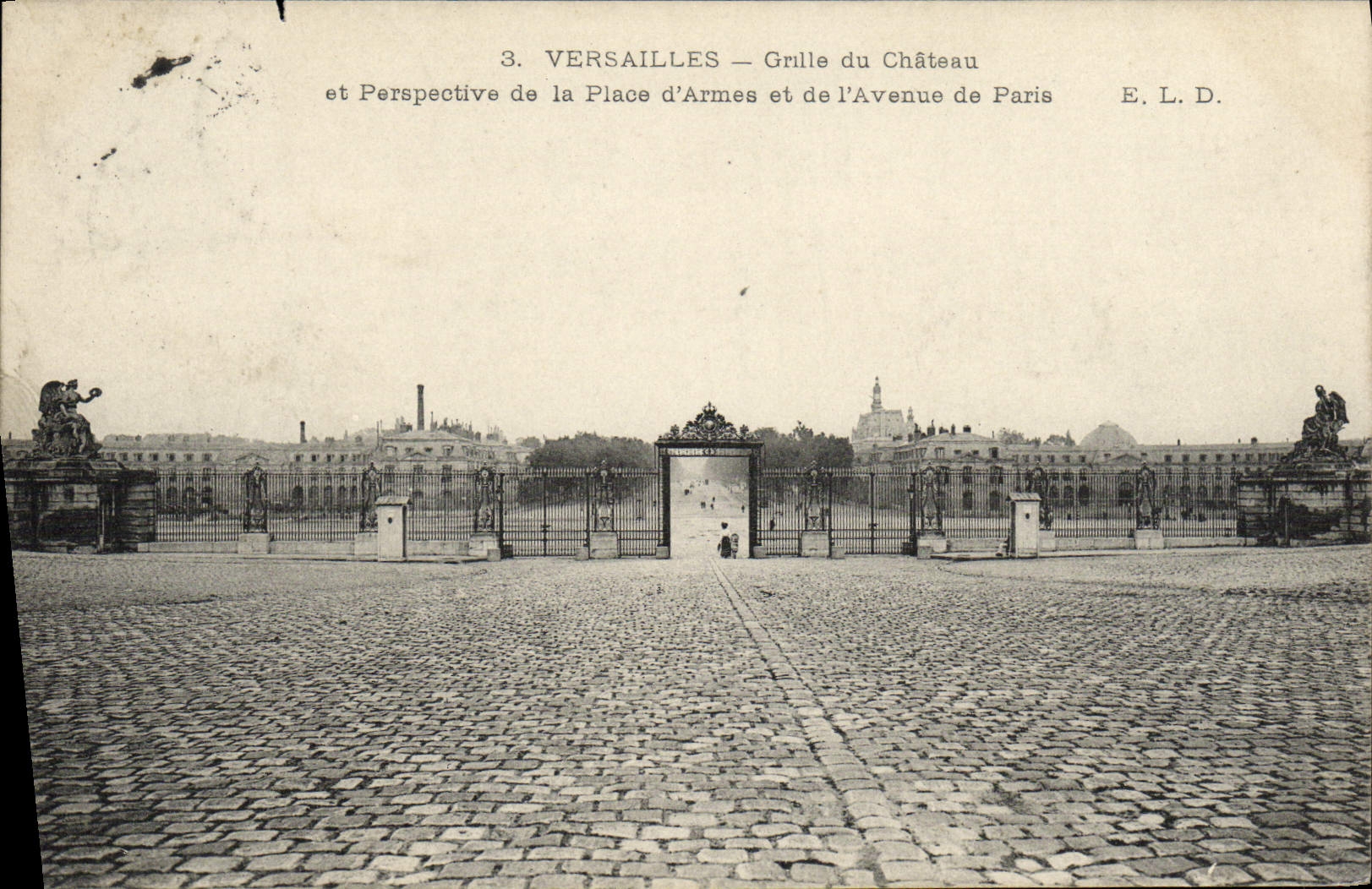 CPA Versailles grille du chateau et perspective de la place d'armes et de l'avenue de paris