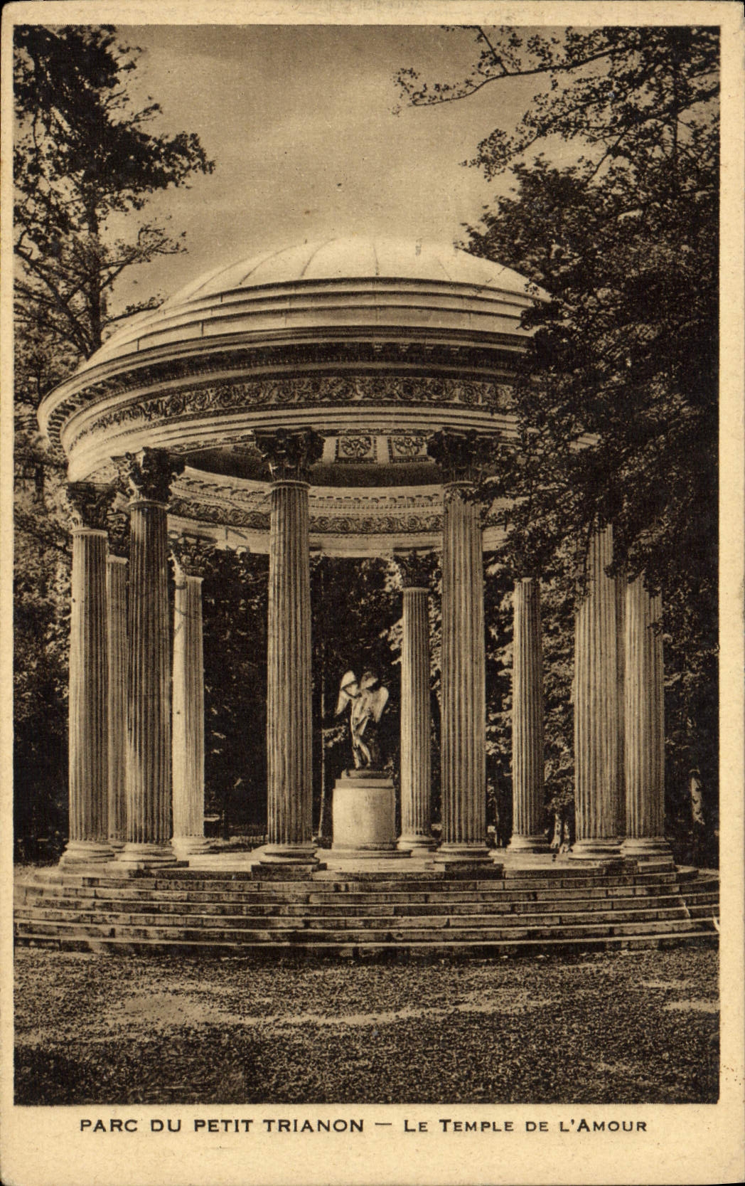 CPA Parc Du Petit Trianon Le Temple De l'Amour