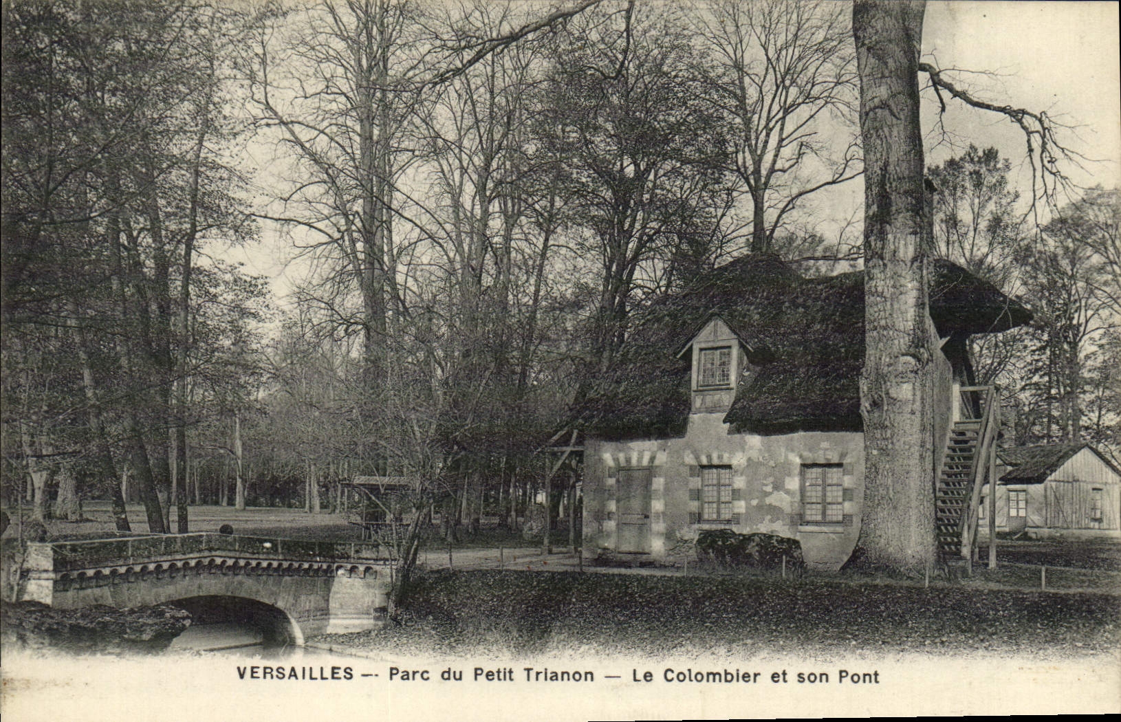 CPA Versailles Parc Du Petit Trianon Le Coiombier Et Son Pont