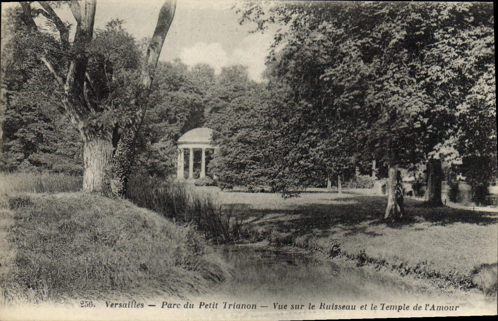 CPA Versailles Parc Du Petit Trianon Vue sur le ruisseau et le temple de l'amour