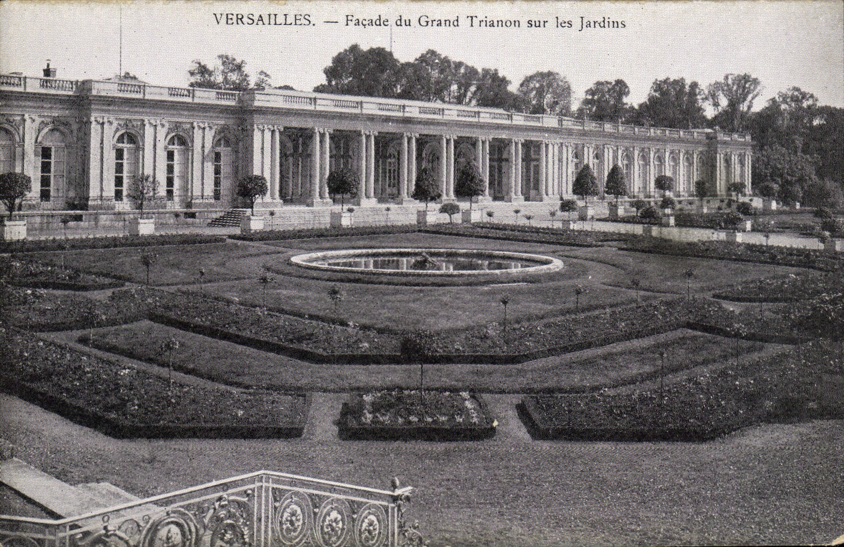 Ataque frontal de Versalles de la POSTAL de la VENDIMIA de grande el trianon en los jardines