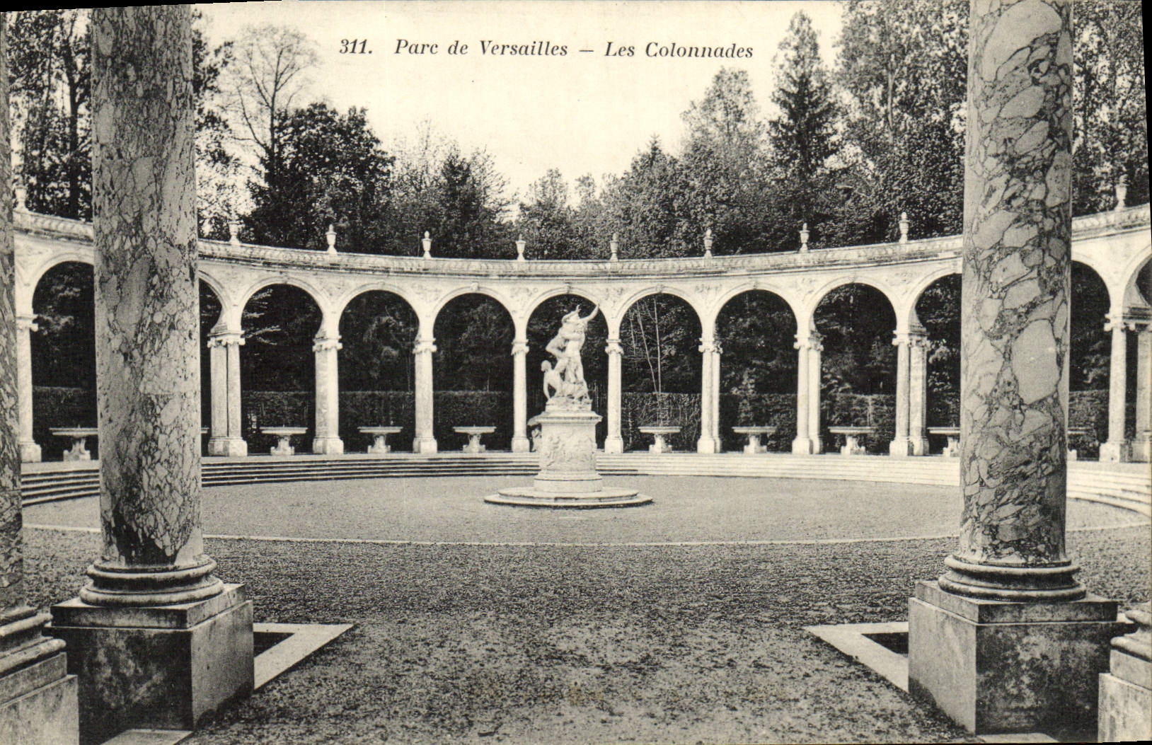 CPA Parc De Versailles Les colonnades