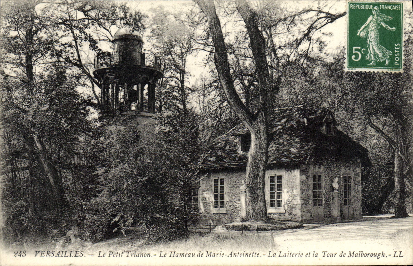 CPA Versailles Le Petit Trianon Le Hameau De Marie Antoinette La Laiterie et la tour de Malborough 