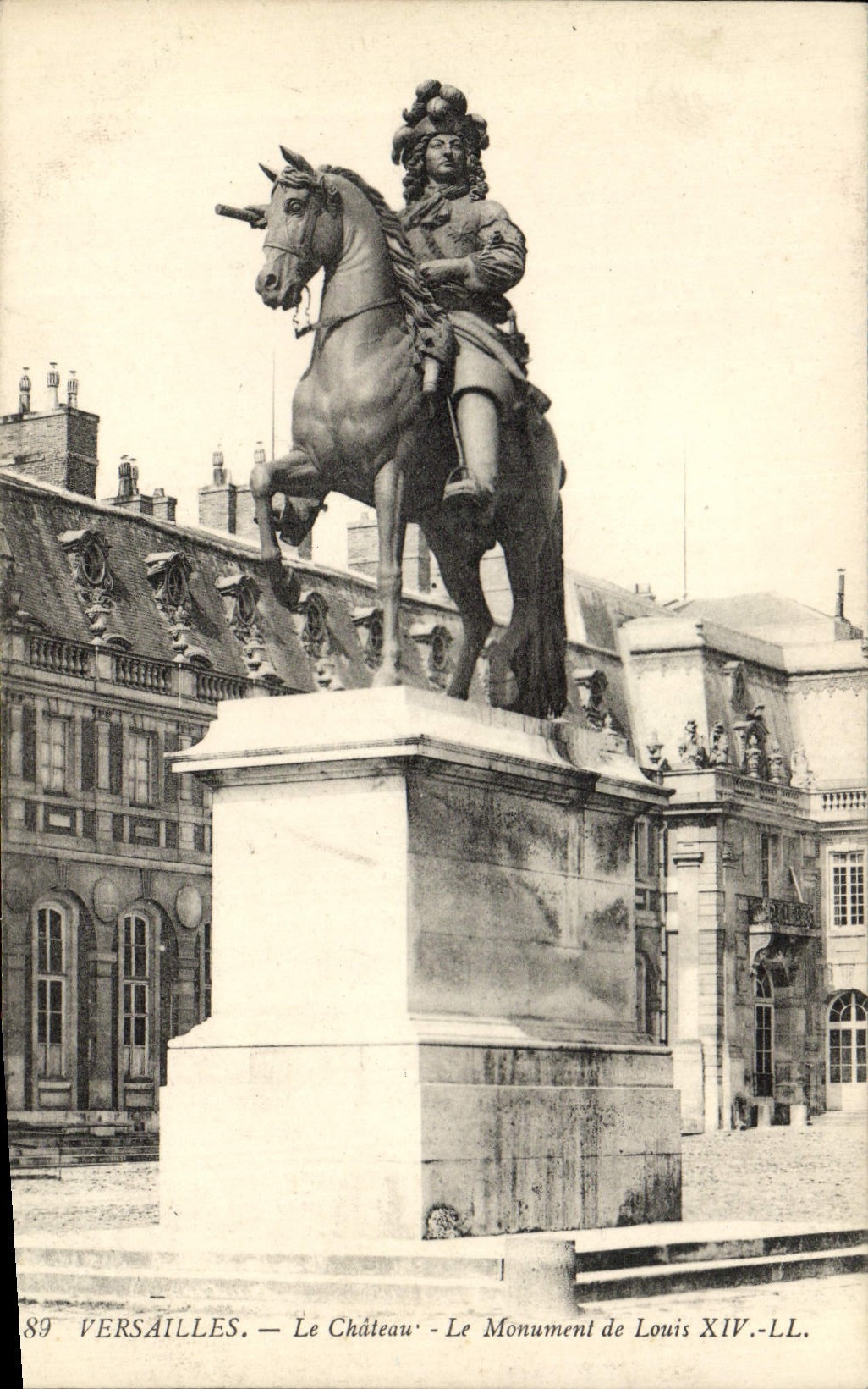 CPA Versailles Le chateau Le Monument De Louis XIV