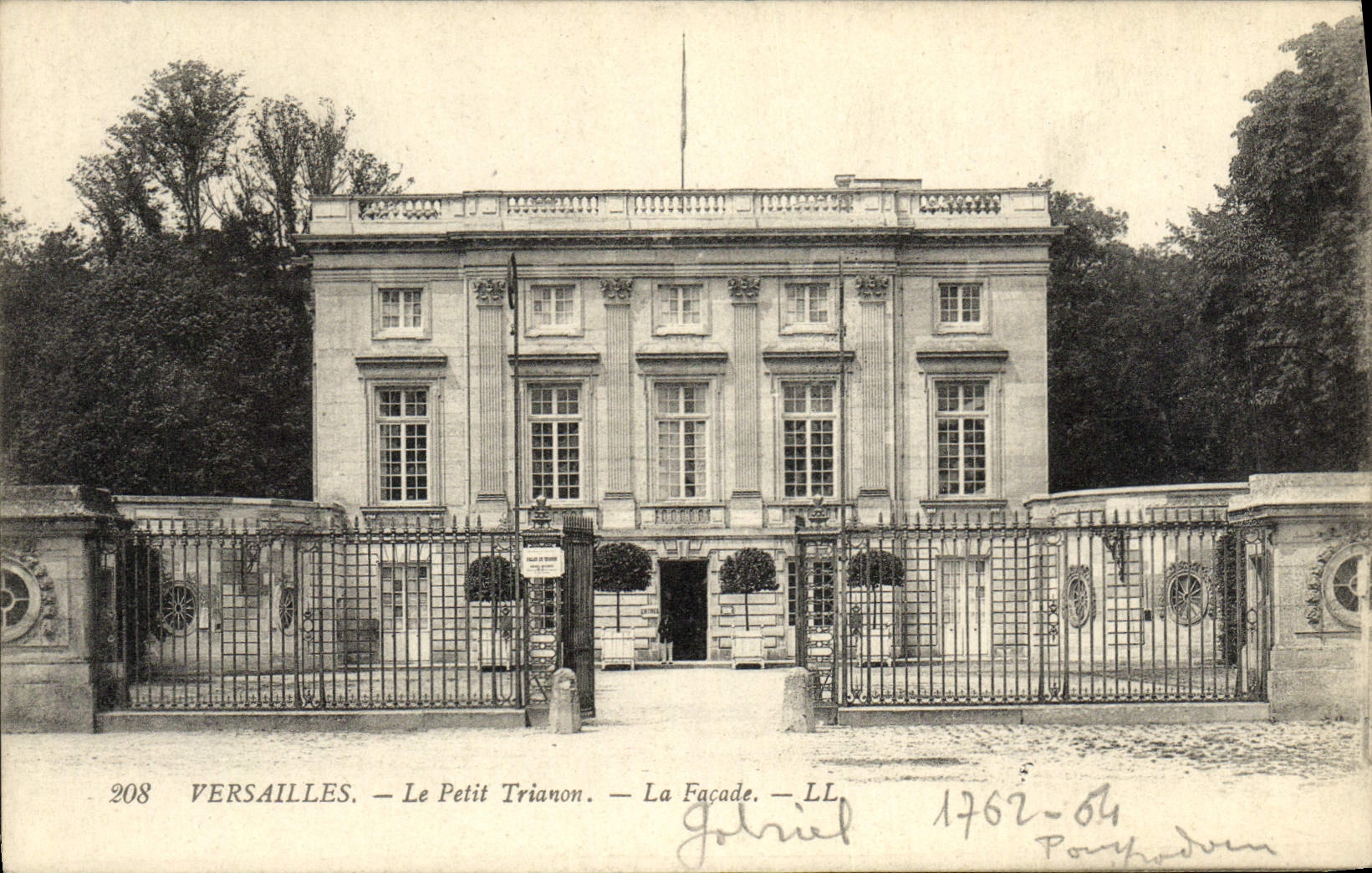 CPA Versailles Le Petit Trianon La Facade