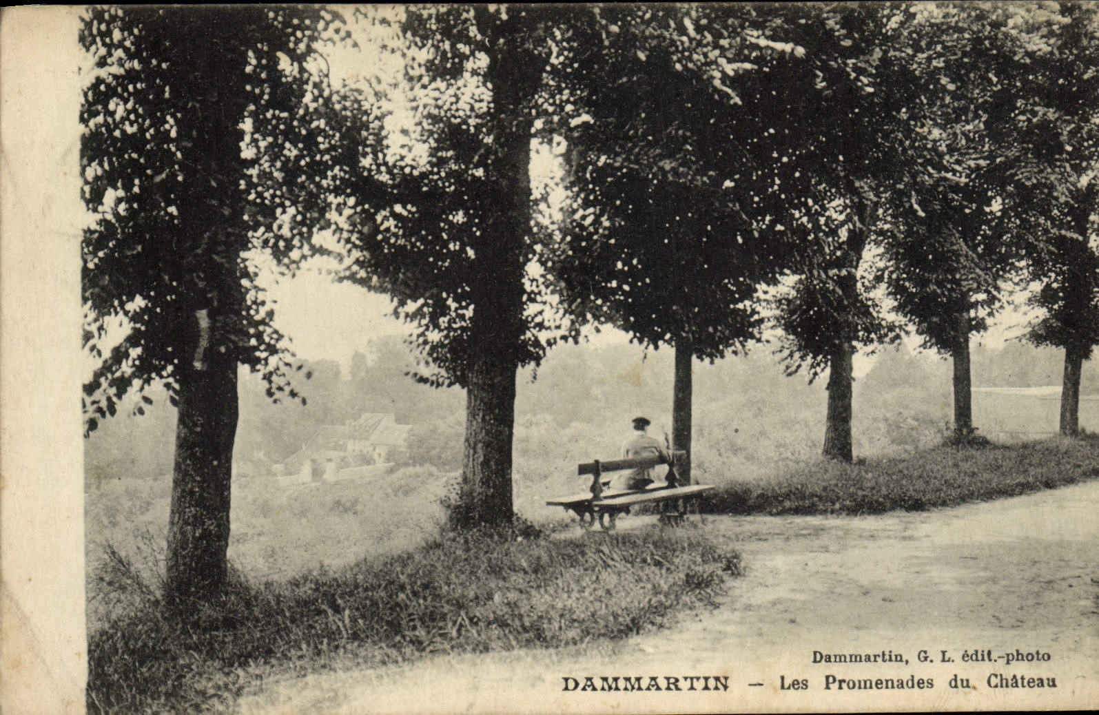 VINTAGE POSTCARD Dammartin Walks Of the Castle