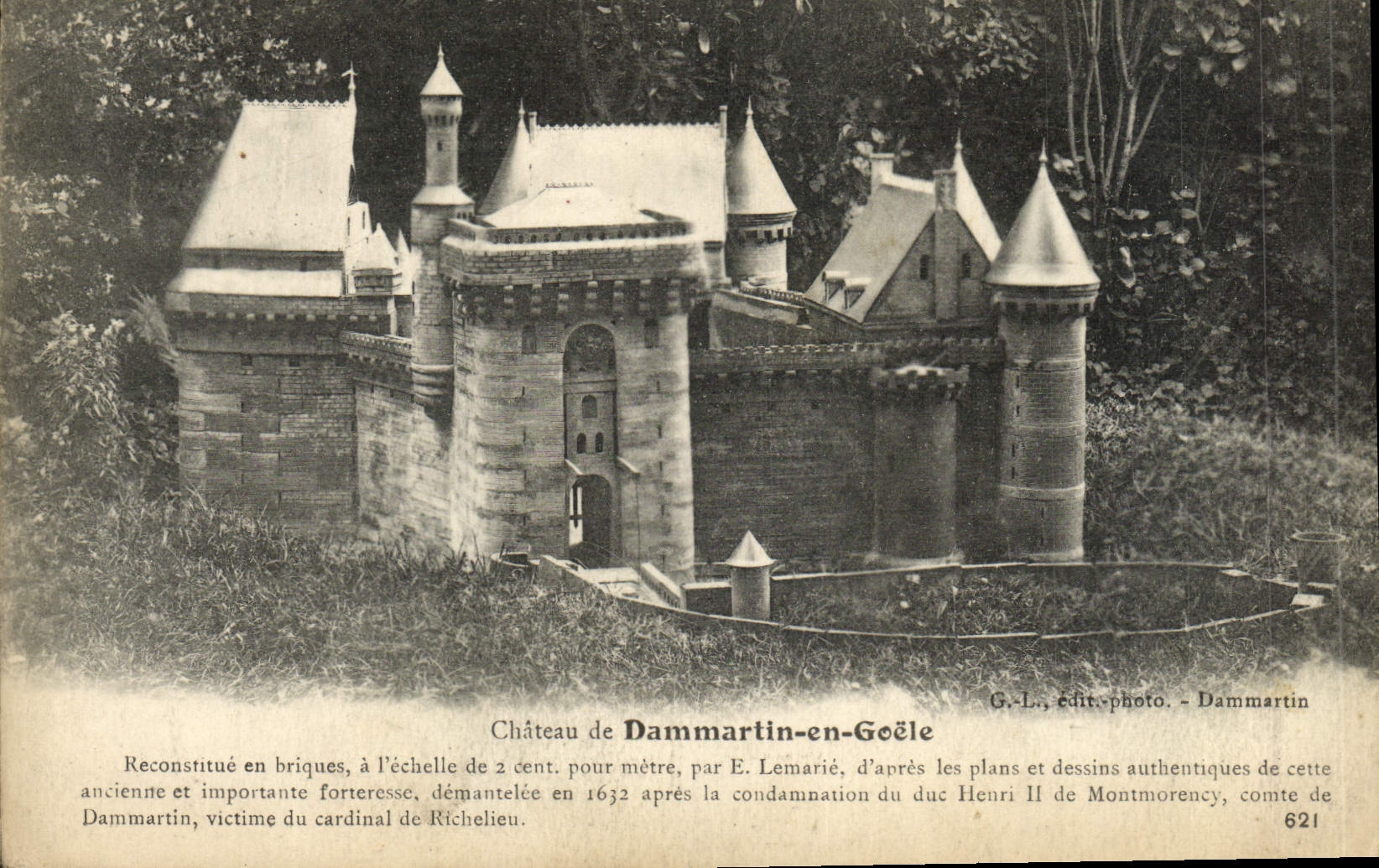 VINTAGE POSTCARD Castle De Dammartin In Goele reconstitutes out of bricks