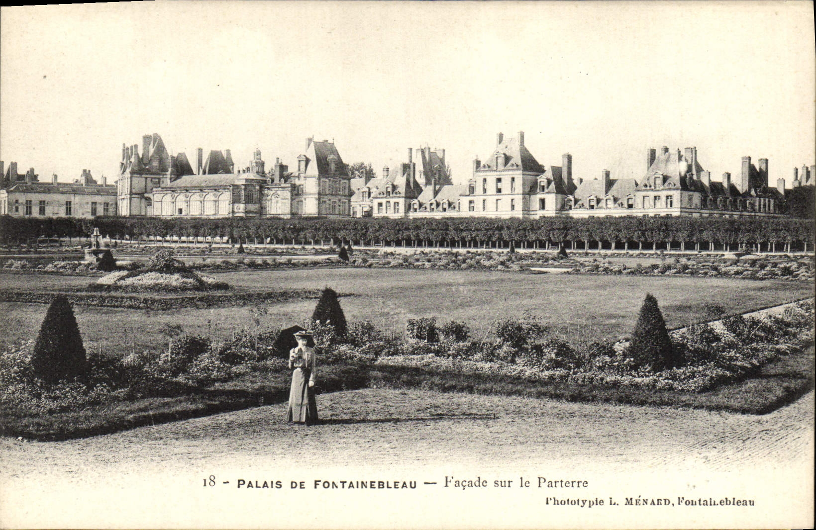 VINTAGE POSTCARD Palate De Fontainebleau Frontage On the Floor