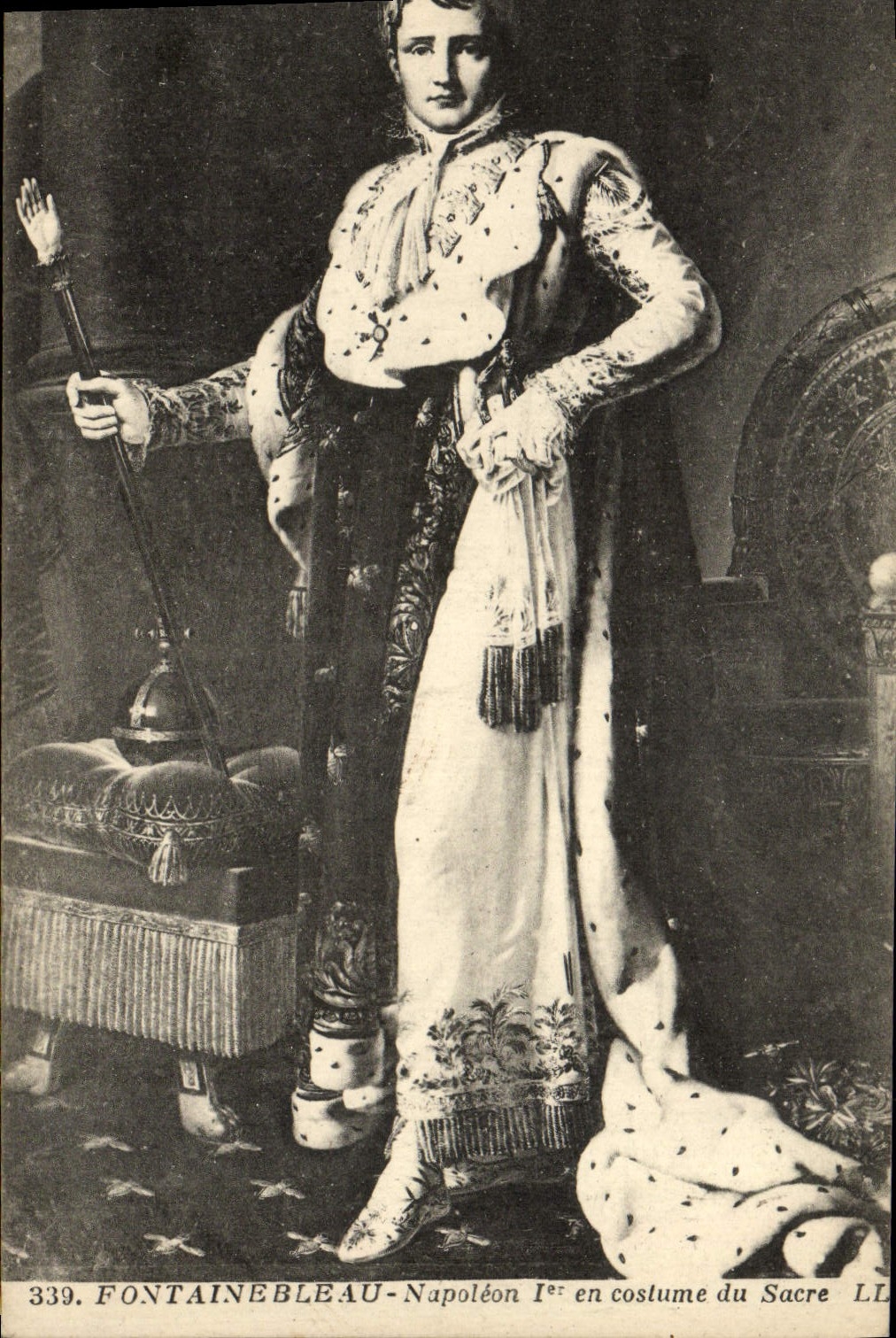CPA Fontainebleau Napoleon 1er en costume de sacre 