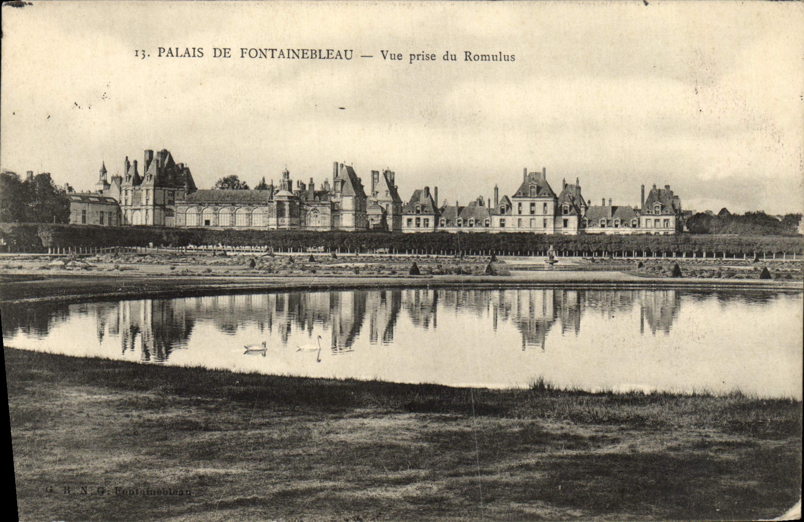 VINTAGE POSTCARD Palate De Fontainebleau Seen from Of Romulus
