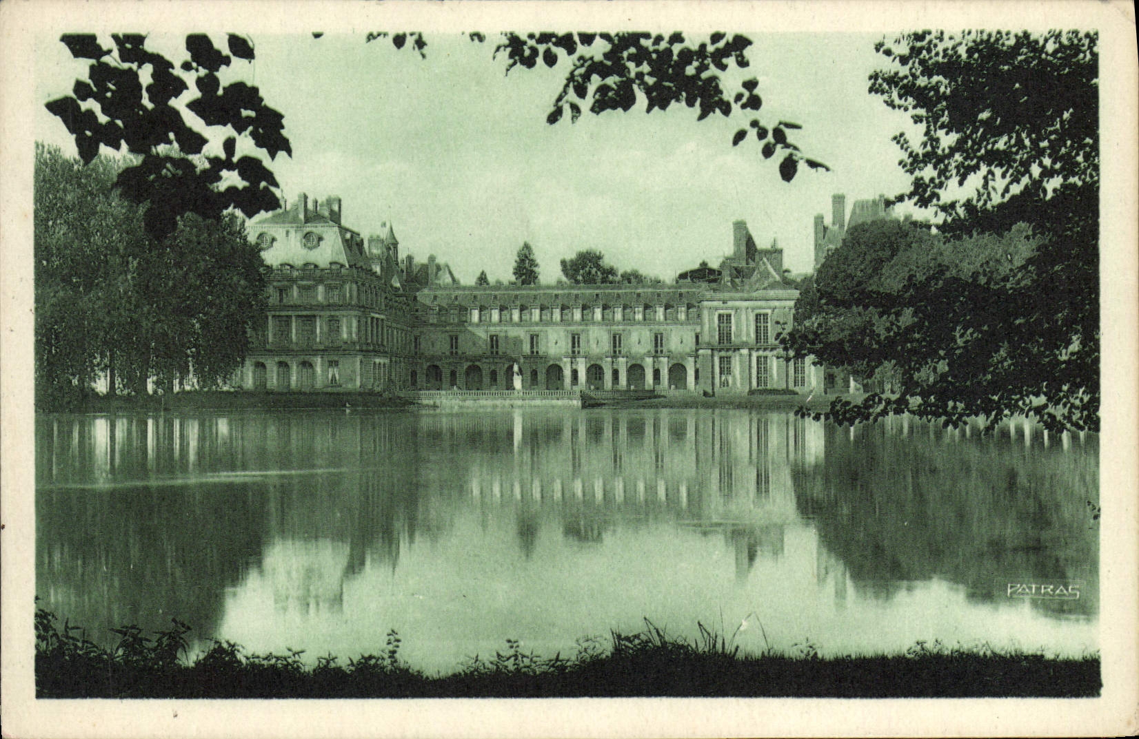 CPA Les Jolis Coins De France Fontainebleau Le Palais Vu De L'Etang Des Carpes