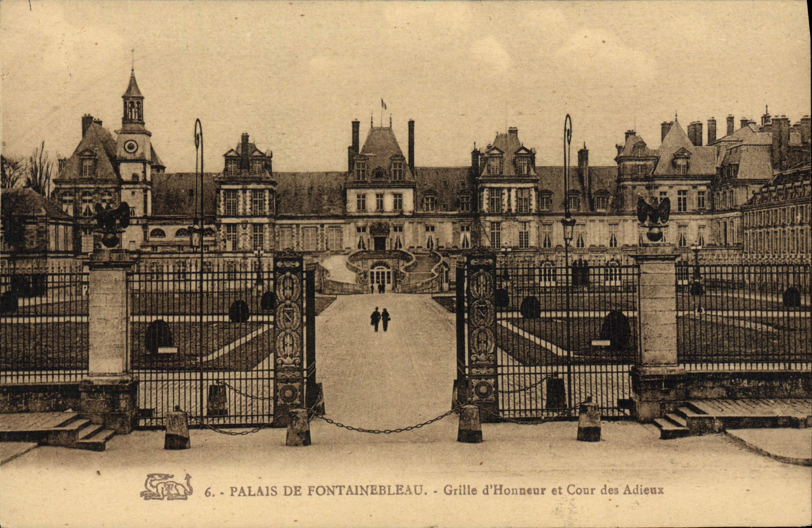 CPA Palais De Fontainebleau Grille D'Honneur Et Cour des Adieux