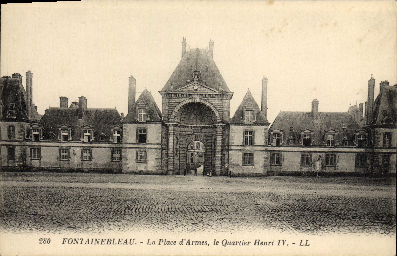 VINTAGE POSTCARD Fontainebleau the Place of Weapons the district Henri IV