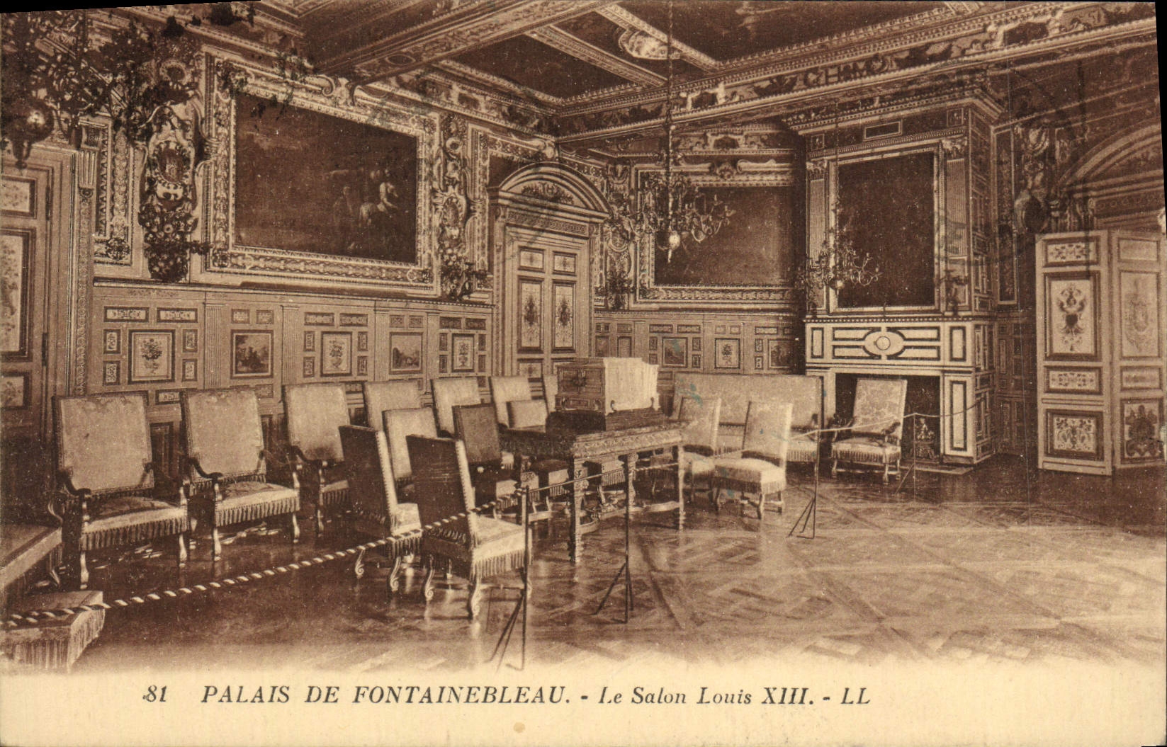 VINTAGE POSTCARD Palate De Fontainebleau the Living room Louis XIII