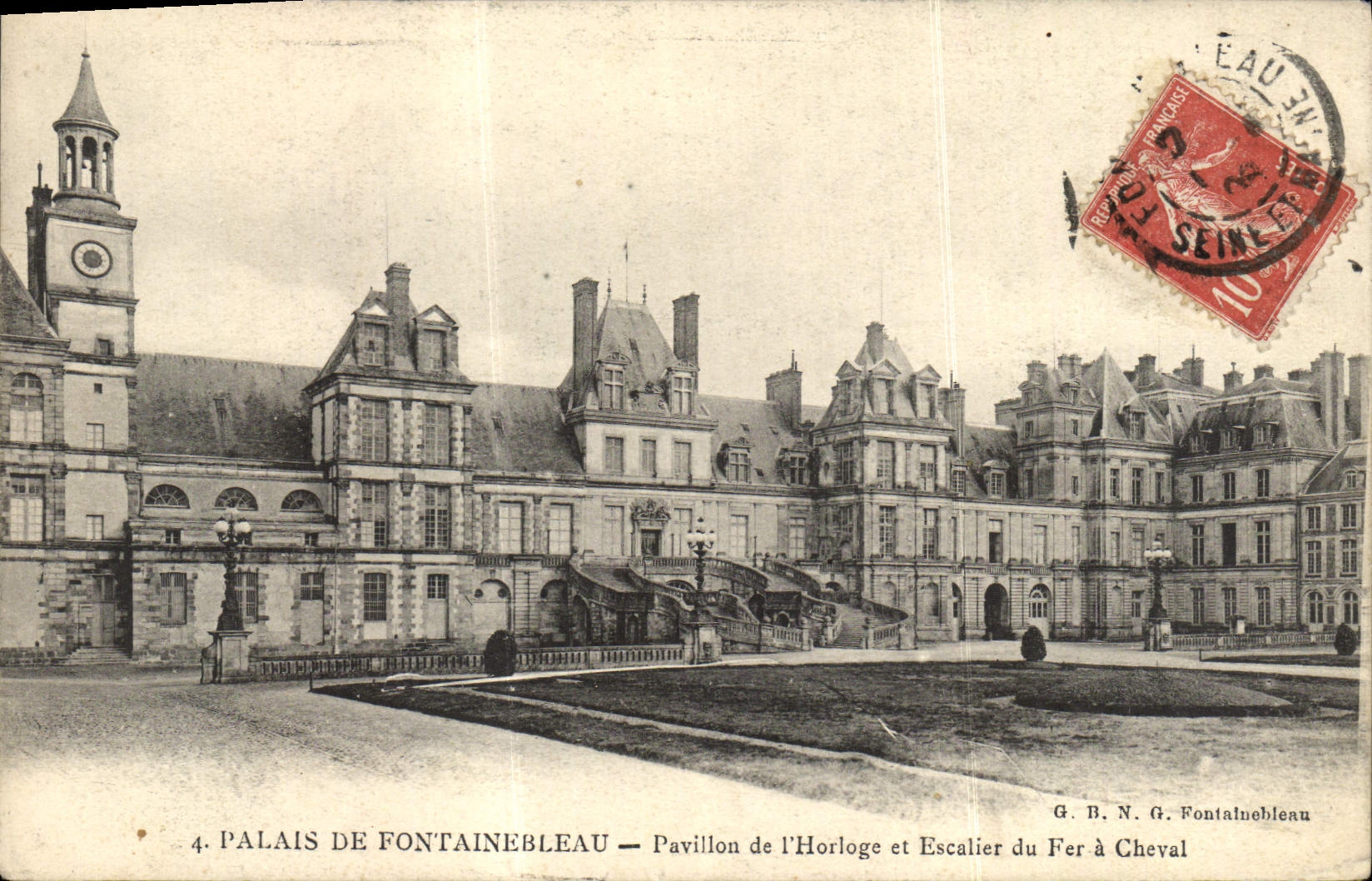 VINTAGE POSTCARD Palate De Fontainebleau Paviloon Of the Clock and staircase of the horseshoe