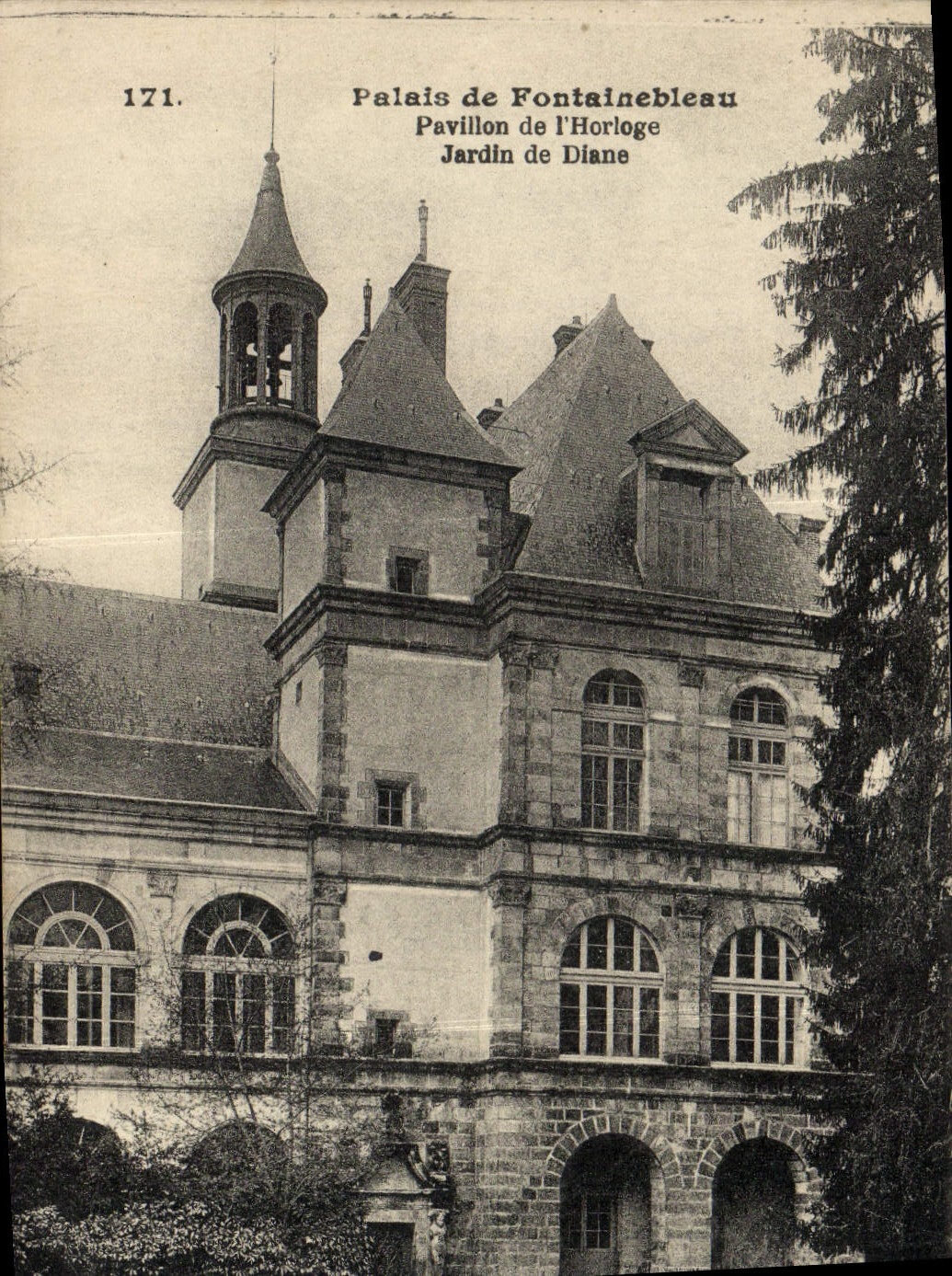 VINTAGE POSTCARD Palate De Fontainebleau Paviloon Of the Clock Garden of Diane