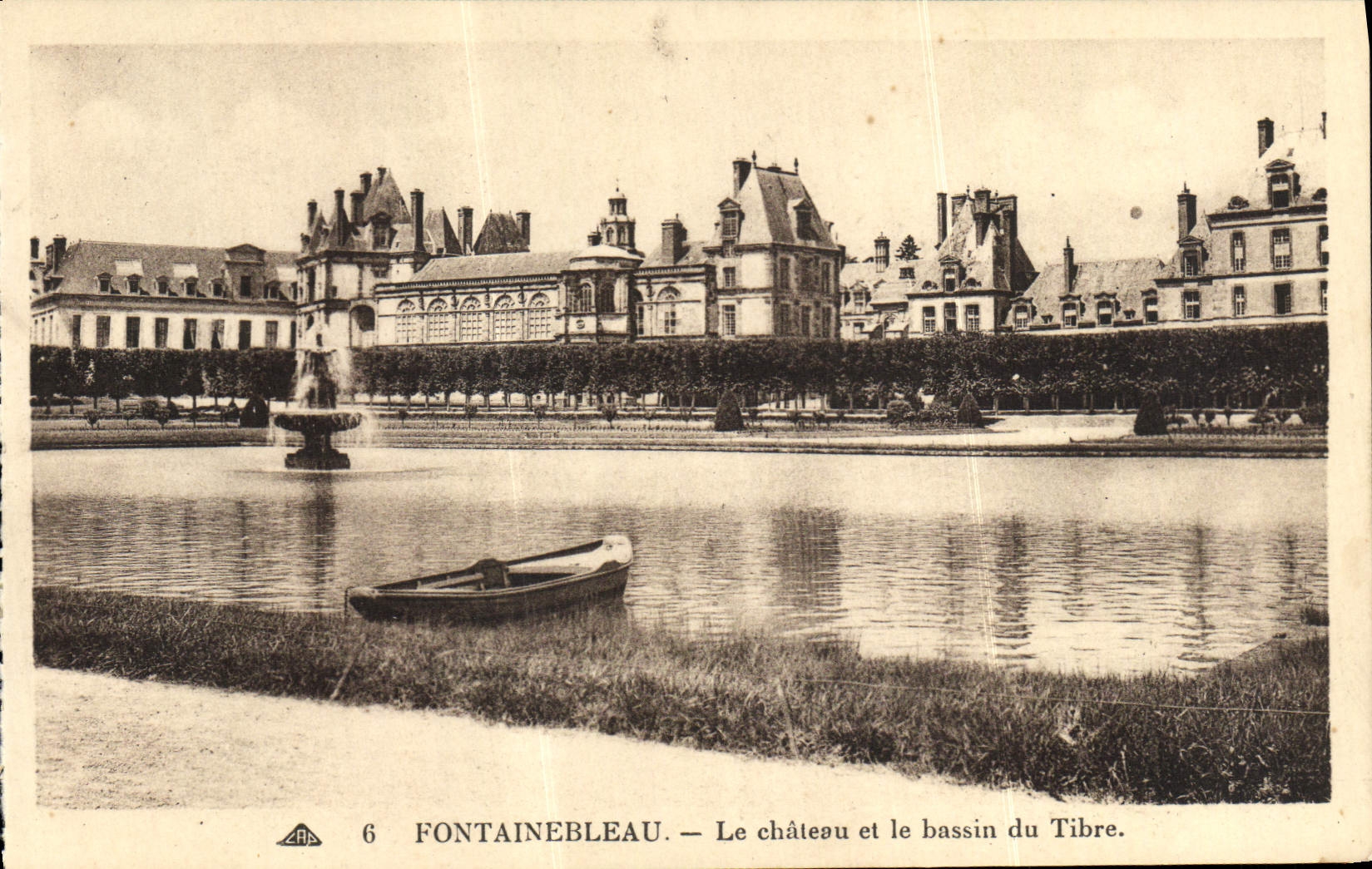 VINTAGE POSTCARD Fontainebleau the Castle and the basin of the Tiber
