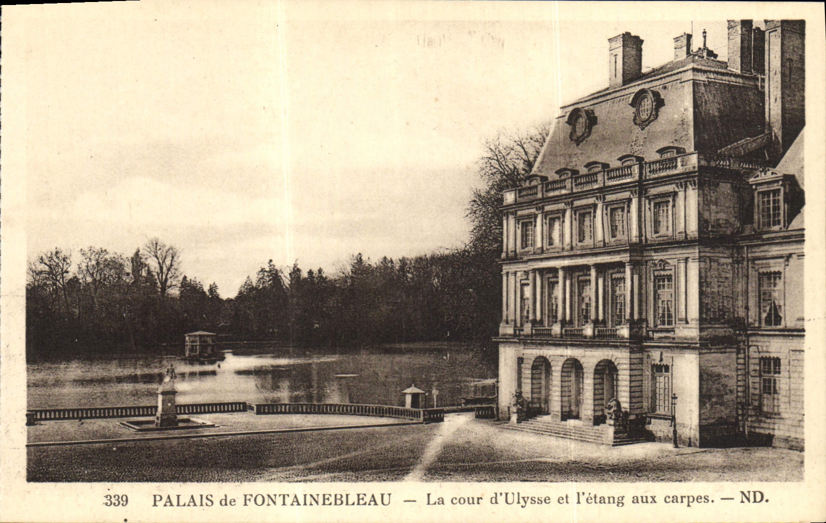 VINTAGE POSTCARD Palate De Fontainebleau Court of Ulysses And the Pond with carps