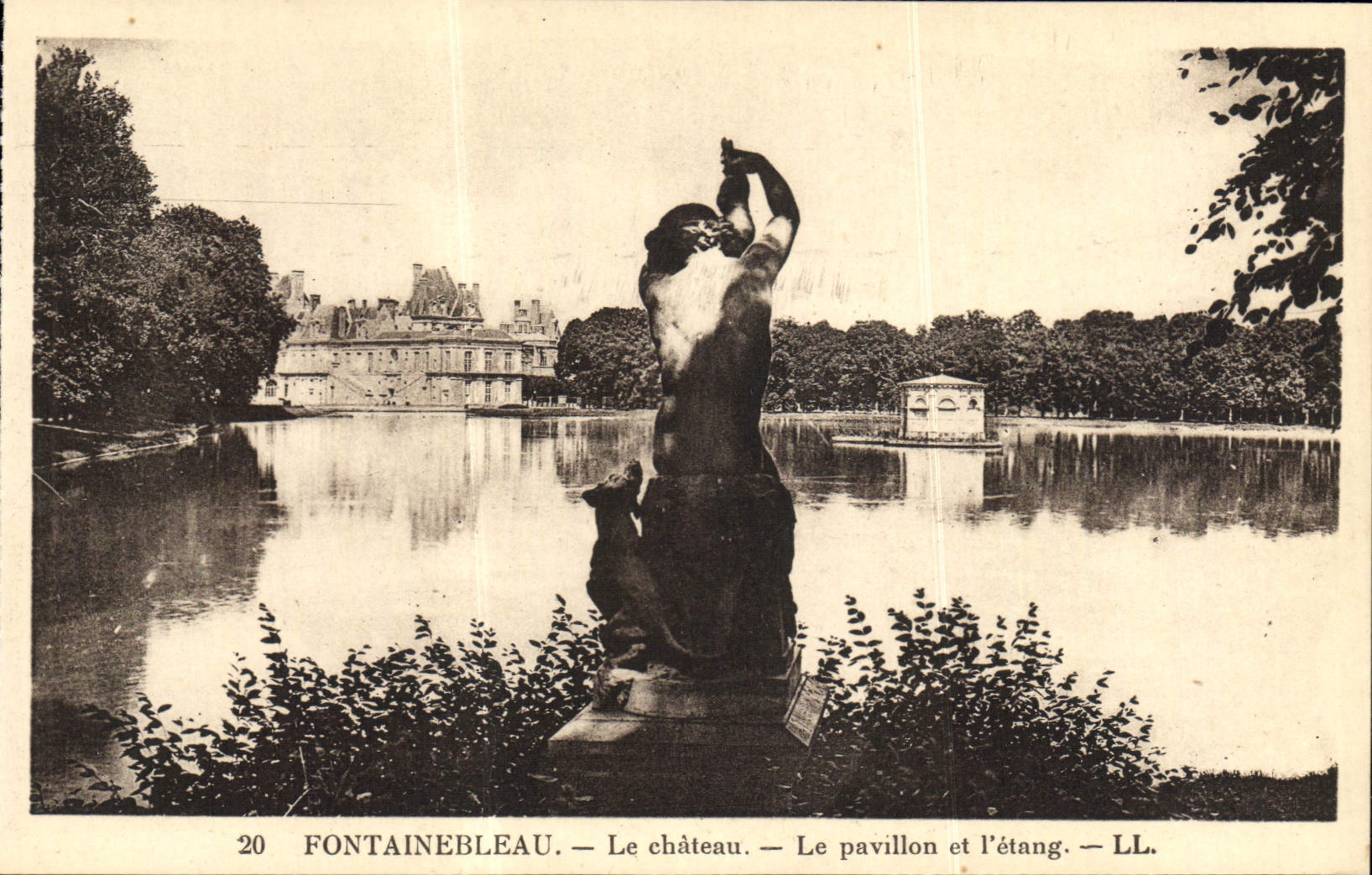 CPA Fontainebleau Le Chateau Le Pavillon Et l'Etang