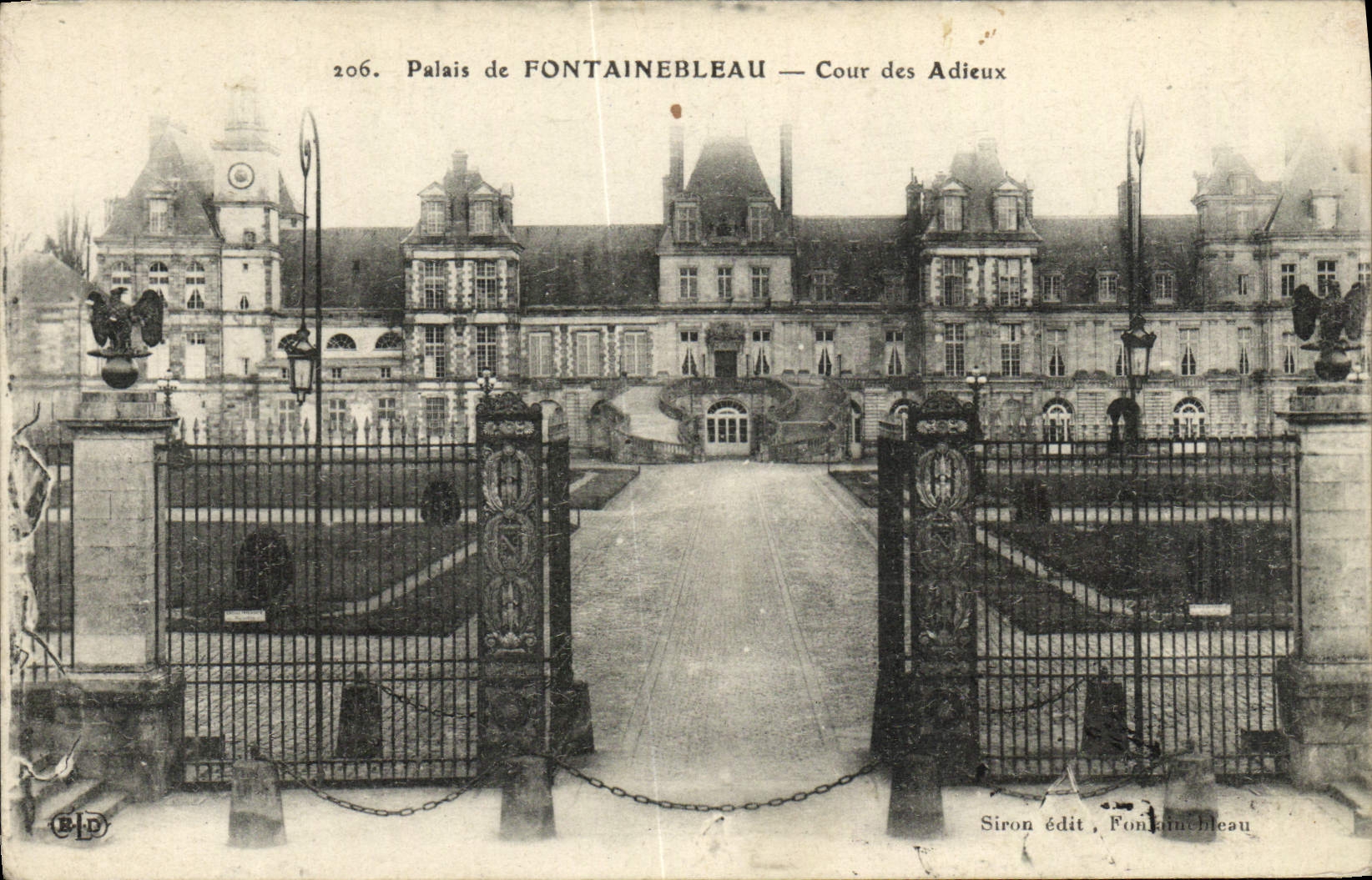 CPA Palais De Fontainebleau Cour Des Adieux