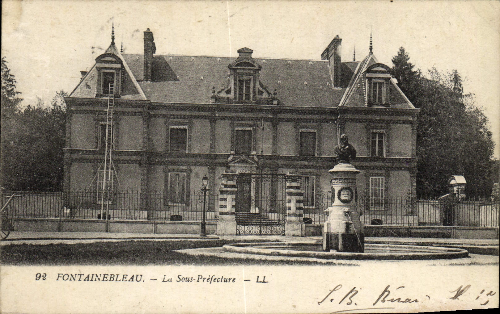 VINTAGE POSTCARD Fontainebleau under Prefecture