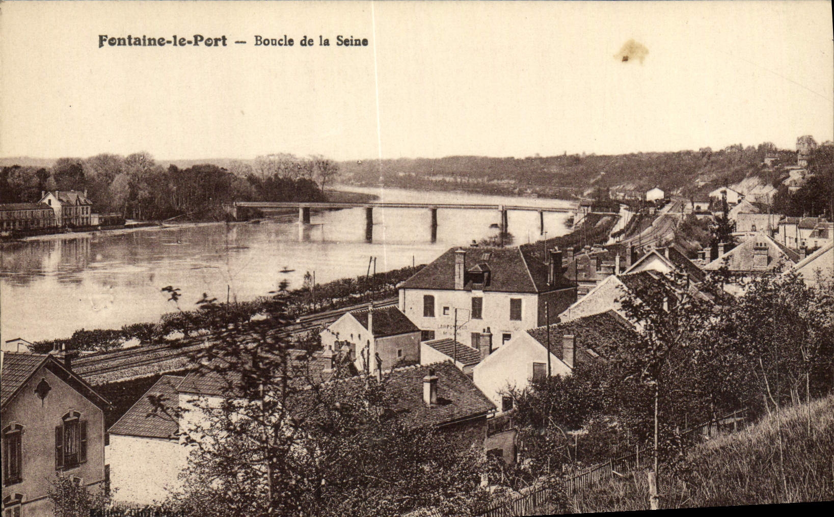 VINTAGE POSTCARD Fontaine the Port Buckles Of the Seine