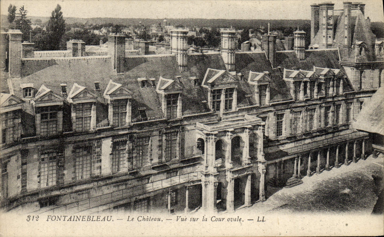 VINTAGE POSTCARD Fontainebleau the castle Seen On the oval Court