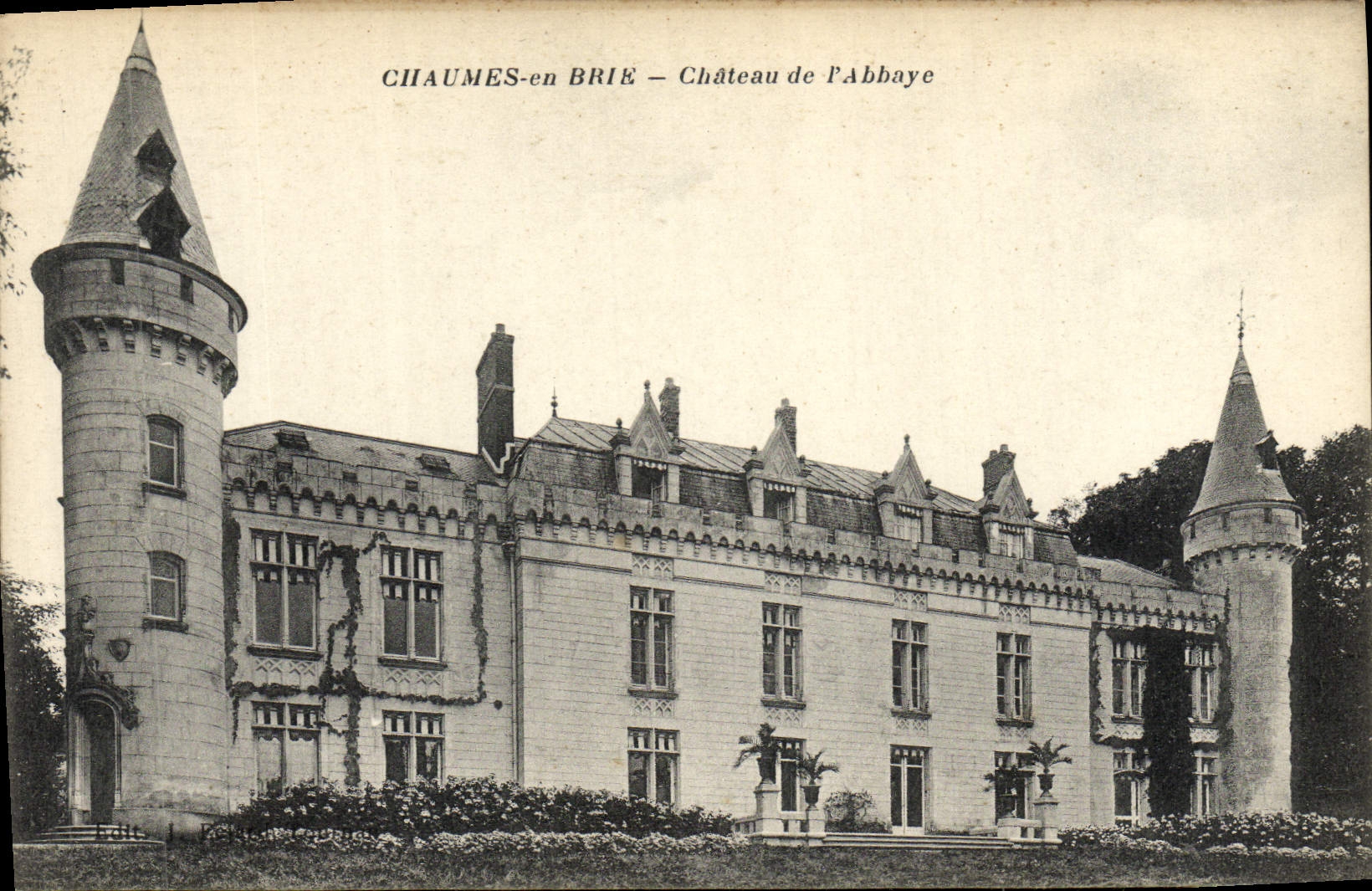 VINTAGE POSTCARD Thatches In Brie Castle Of the Abbey