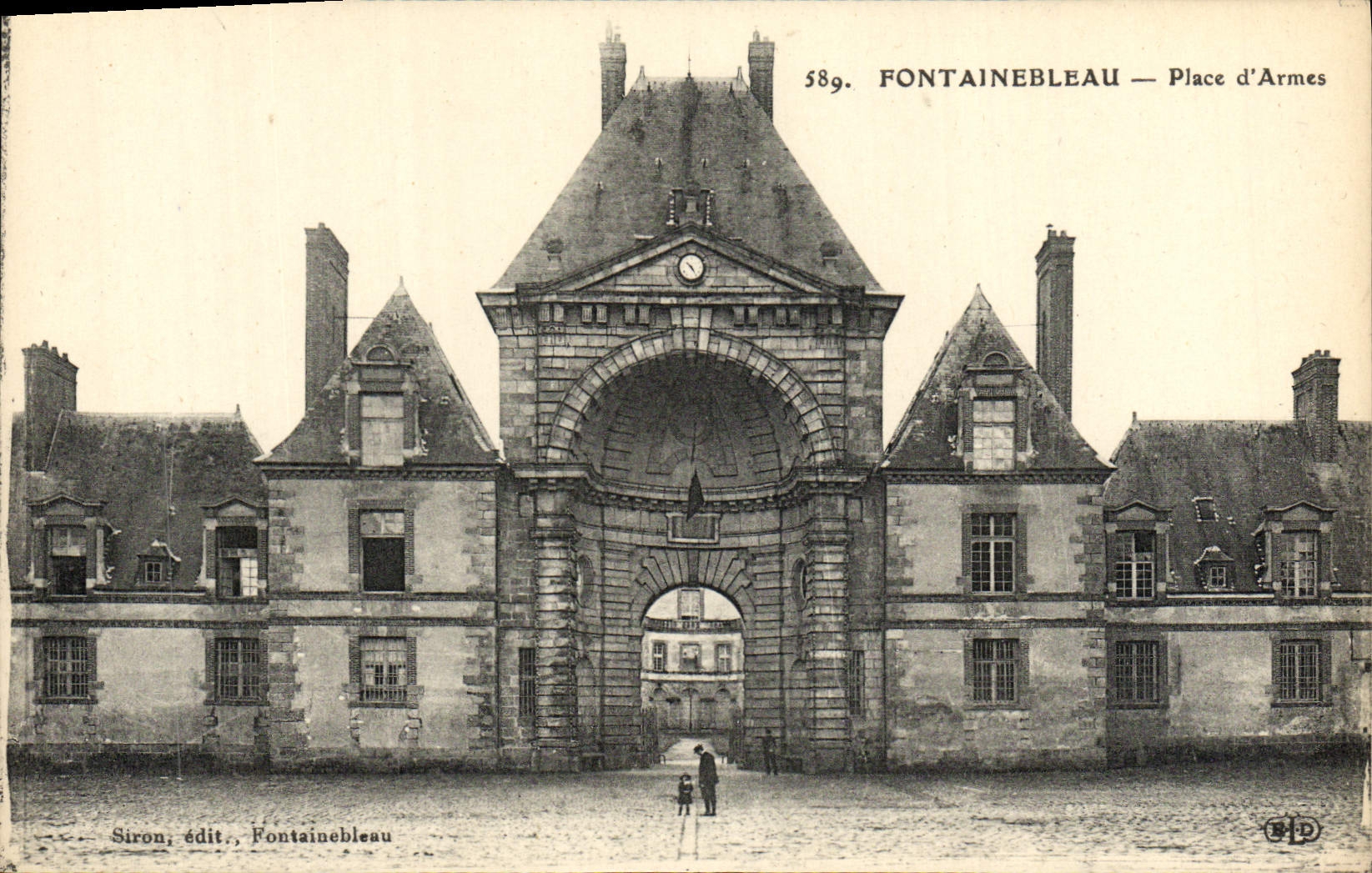 VINTAGE POSTCARD Fontainebleau Places of weapons