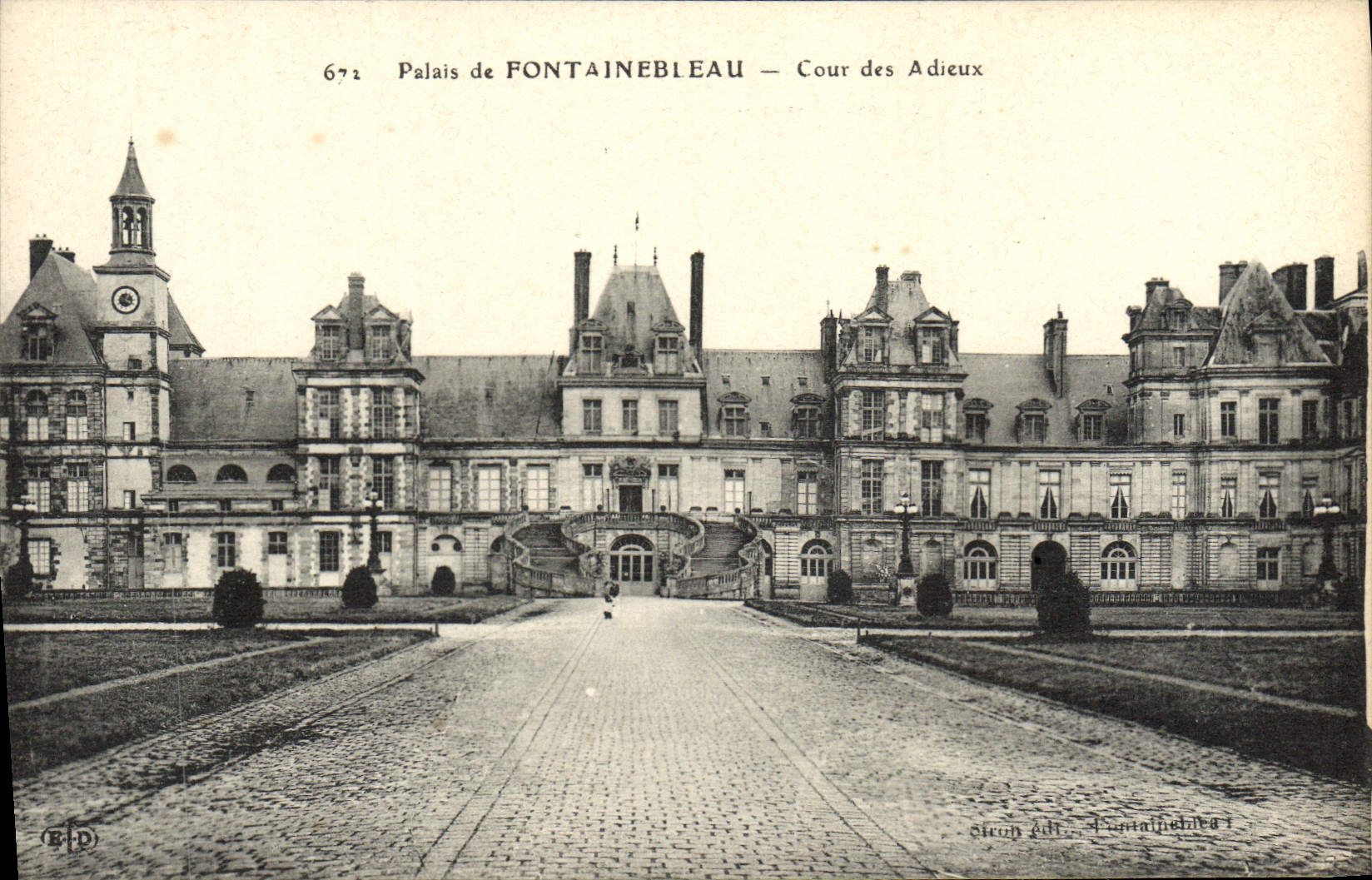 CPA Palais De Fontainebleau Cour Des Adieux
