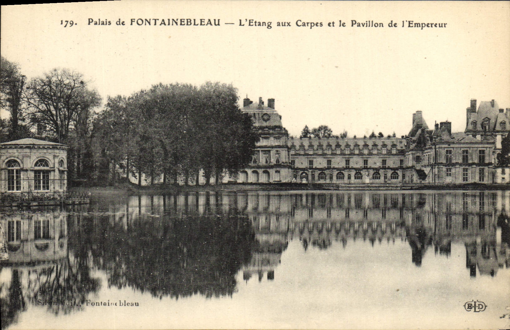 CPA Palais De Fontainebleau L'Etang Aux Carpes Et Le Pavillon De l'Empereur