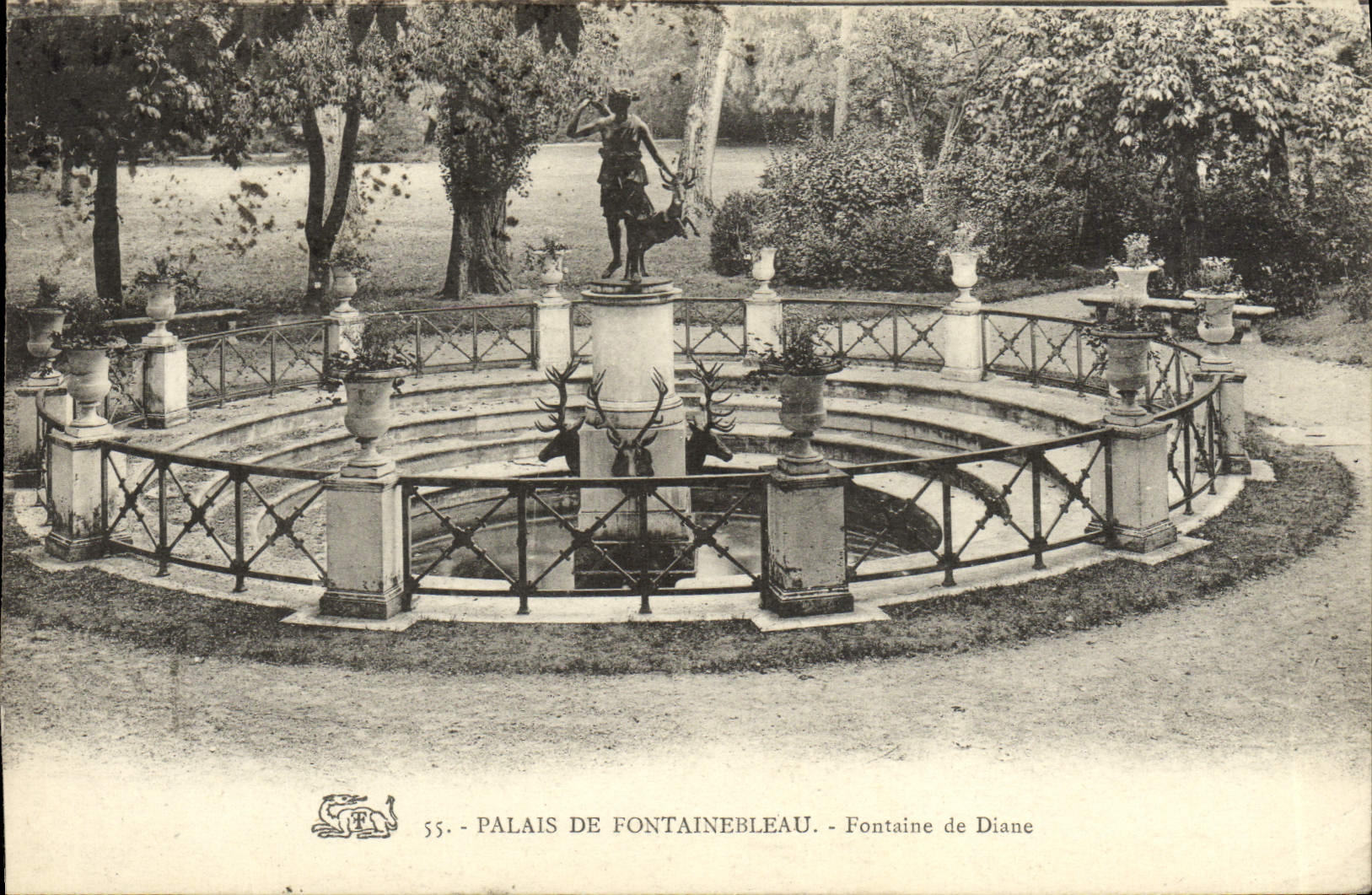 VINTAGE POSTCARD Palate De Fontainebleau Fountain Of Diane